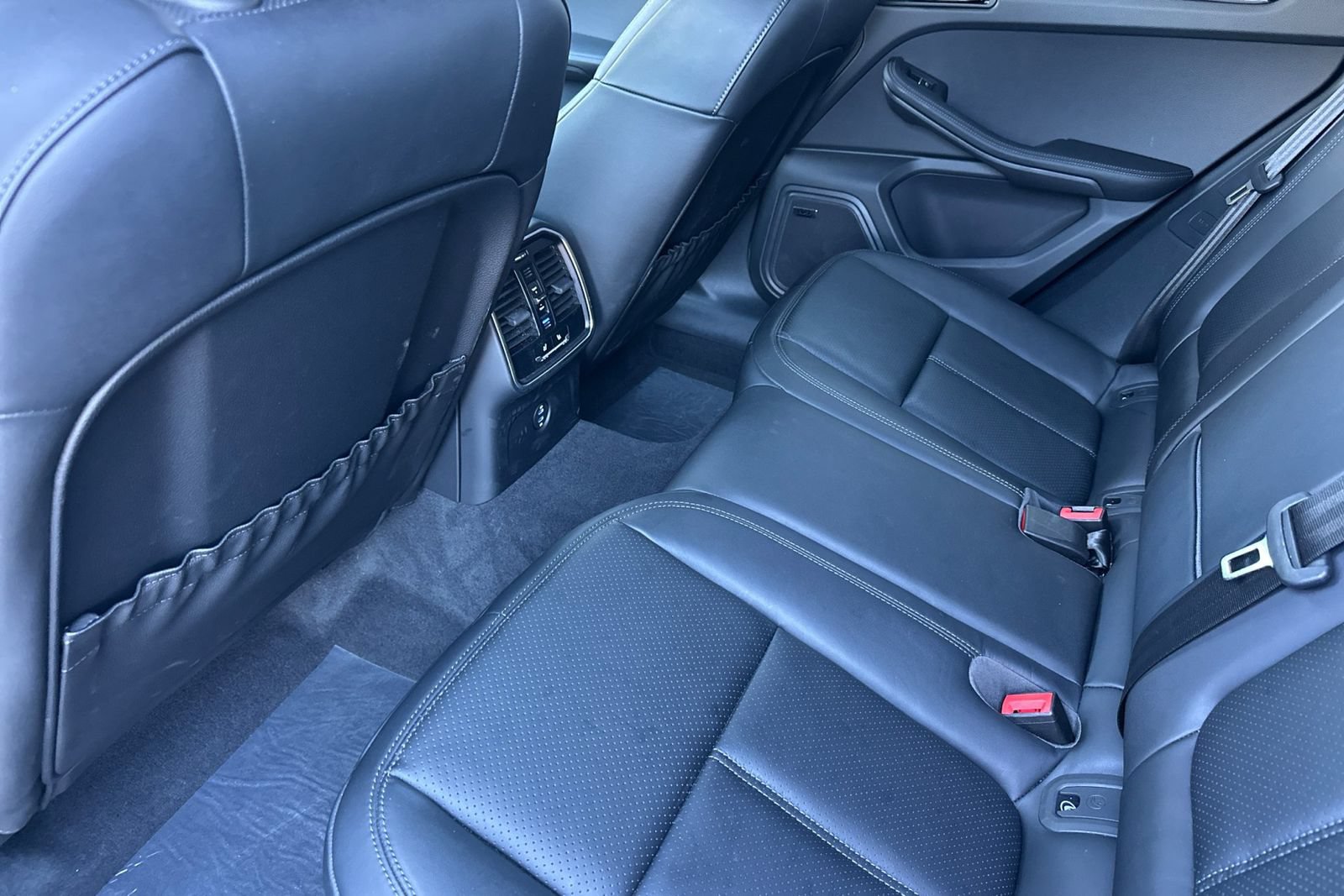 Used 2025 Porsche Macan AWD/4WD image 15