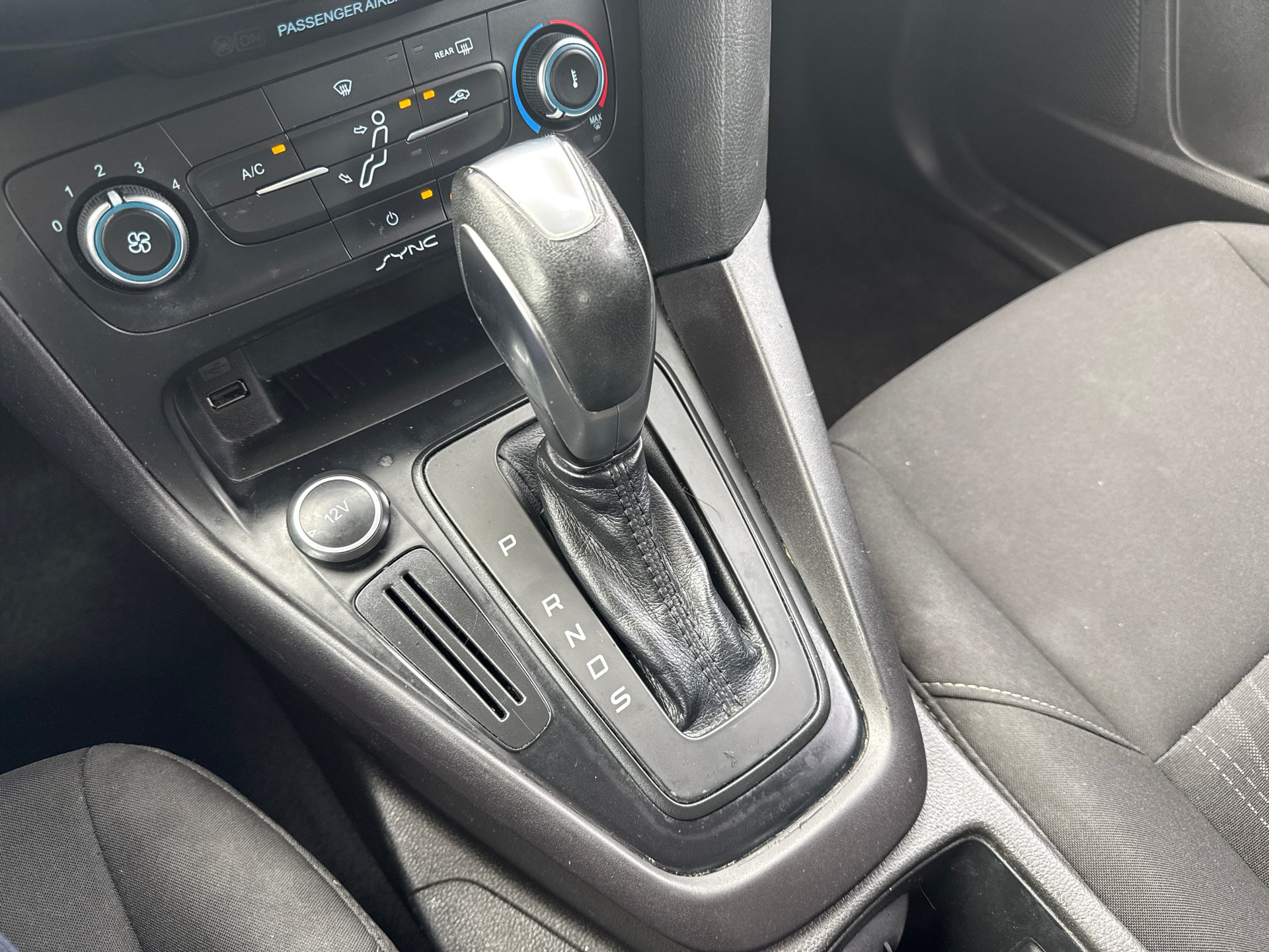 Used 2016 Ford Focus SE w/ SE Sport Package FWD image 25