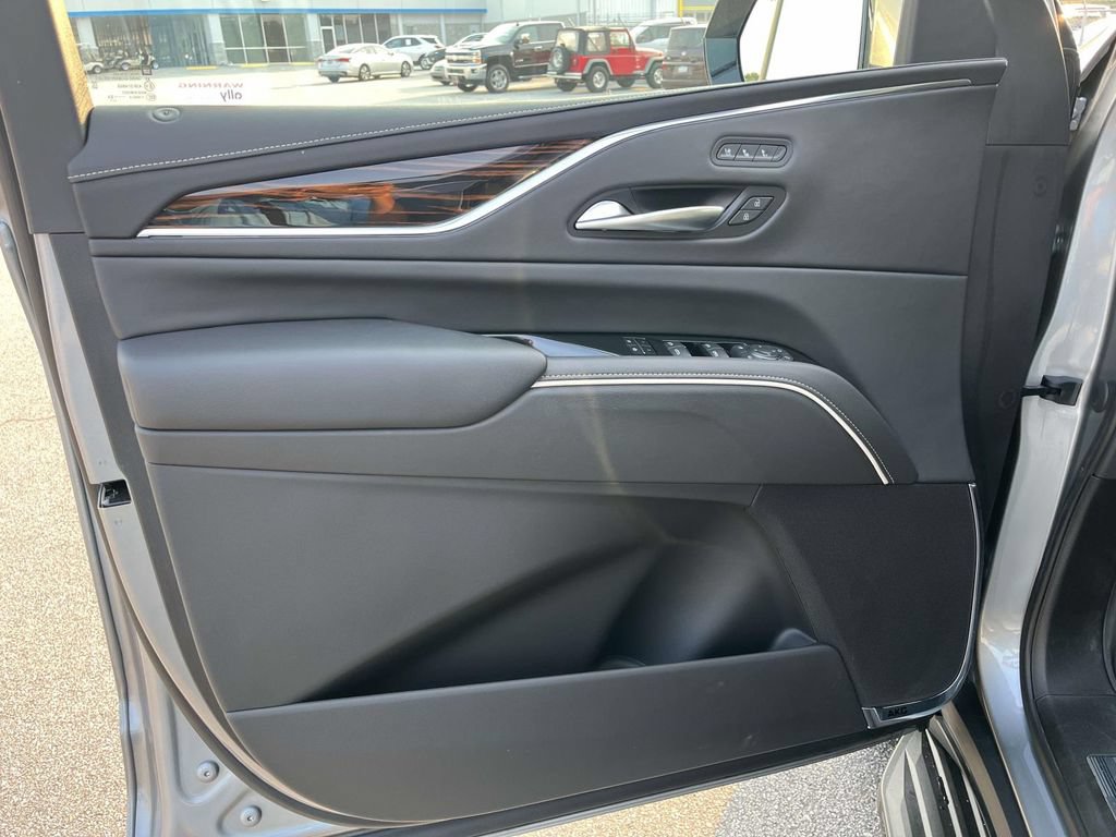 Used 2023 Cadillac Escalade Premium Luxury AWD/4WD image 19