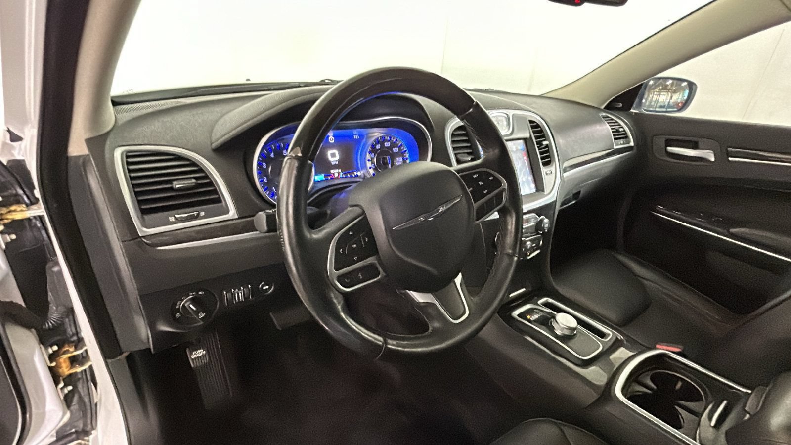 Used 2018 Chrysler 300 Limited AWD/4WD image 15