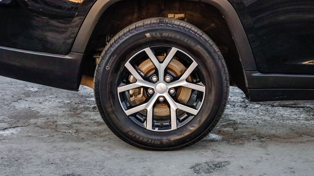 Certified 2024 Jeep Grand Cherokee L Limited w/ Luxury Tech Group II image 12