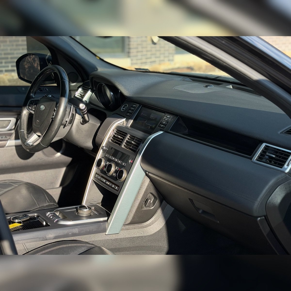 Used 2017 Land Rover Discovery Sport SE AWD/4WD image 9
