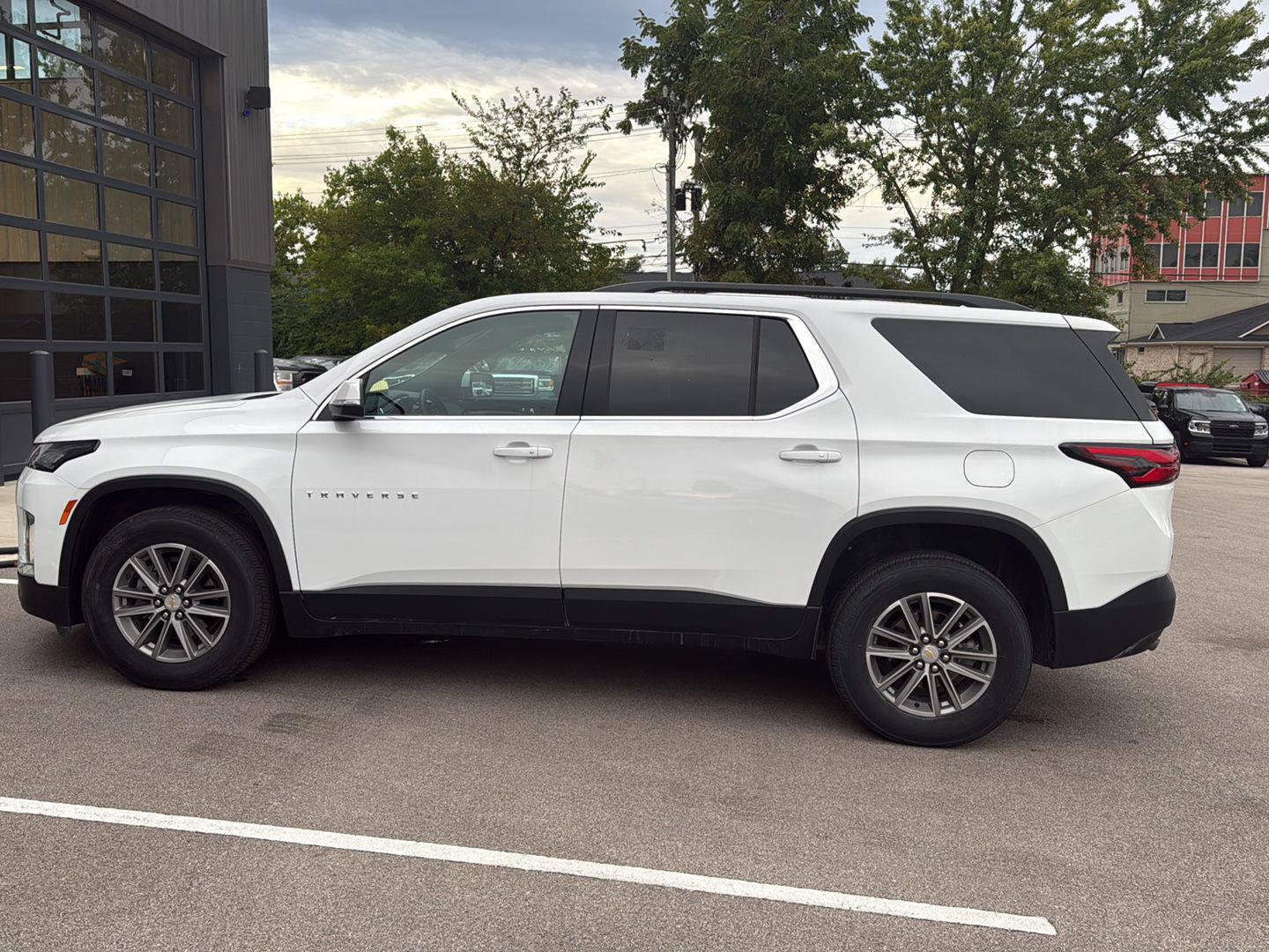 Used 2023 Chevrolet Traverse LT FWD image 6