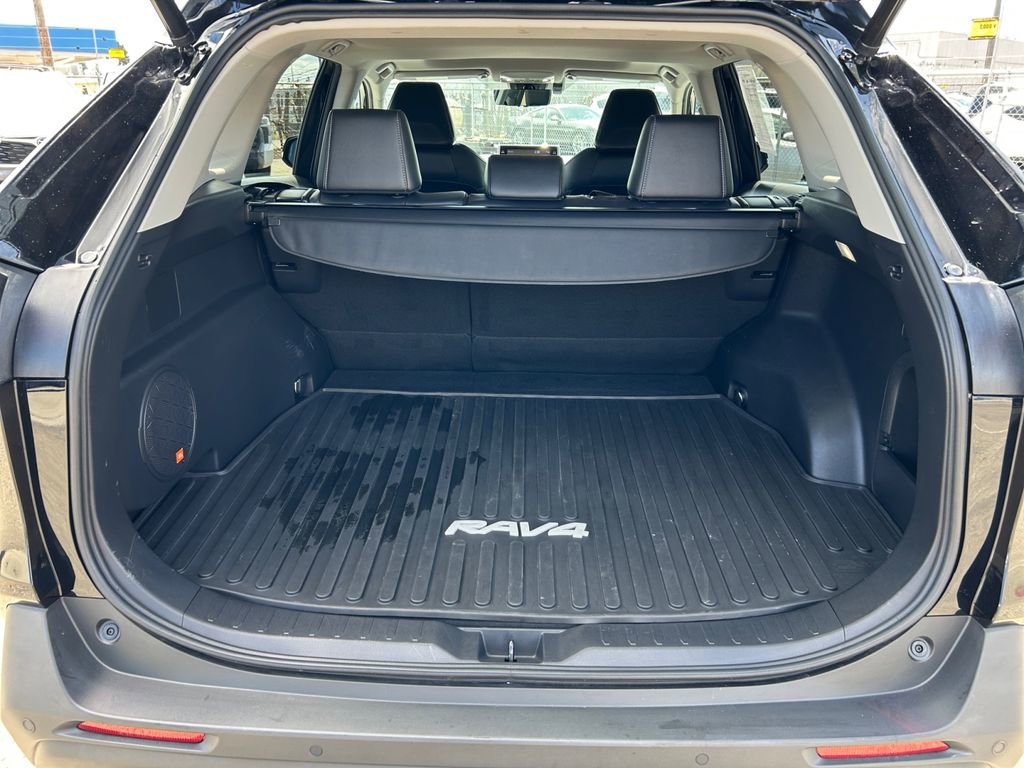 Used 2022 Toyota RAV4 XLE Premium image 24