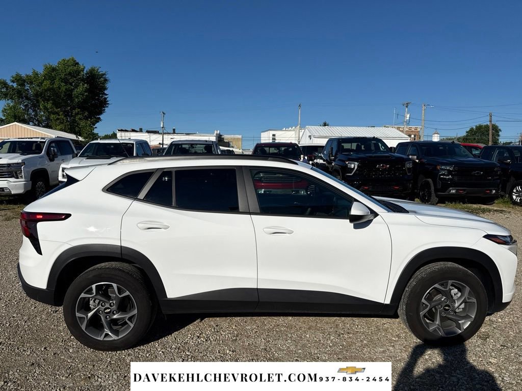 Used 2025 Chevrolet Trax LT FWD image 2