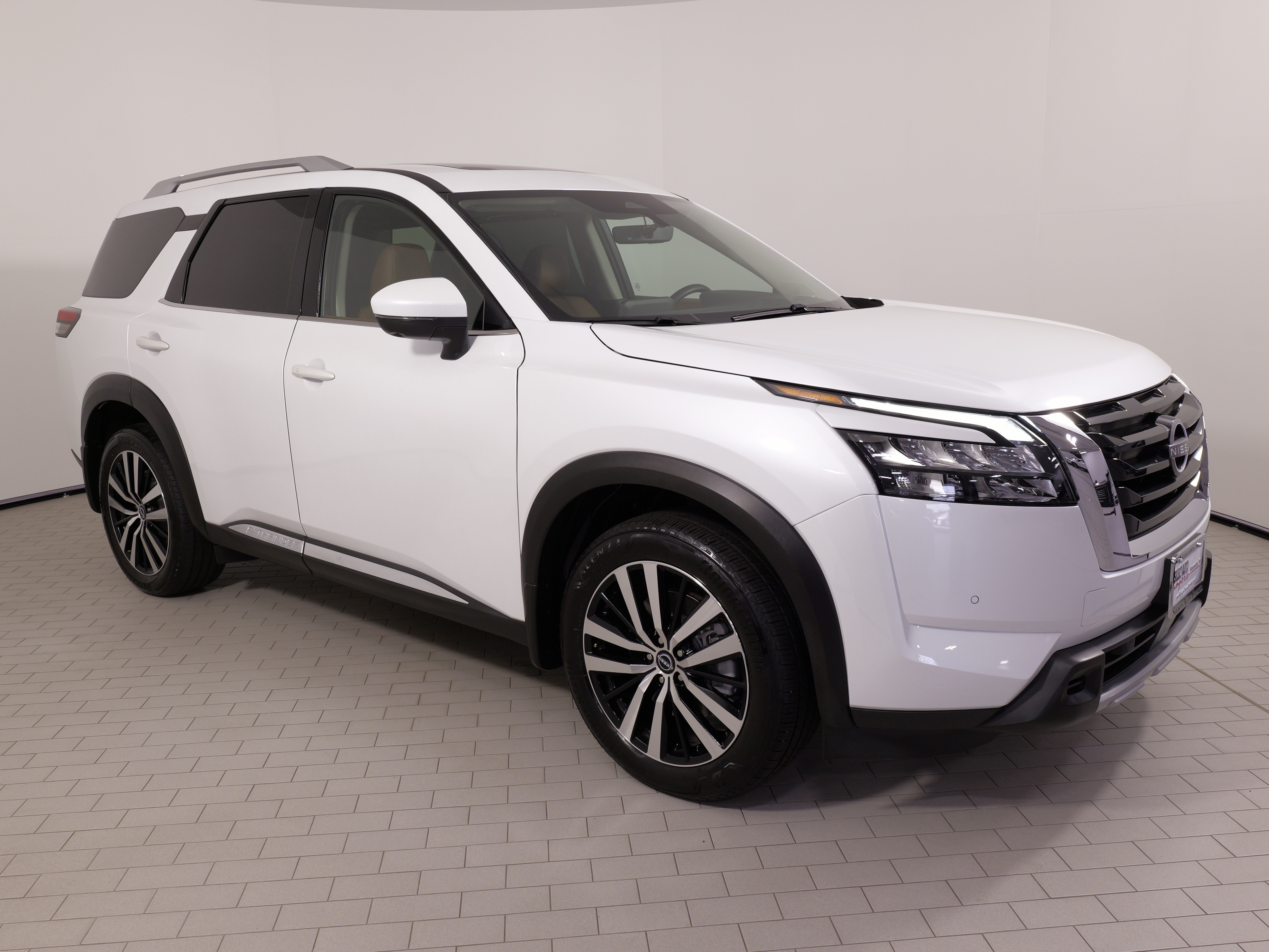 Used 2025 Nissan Pathfinder Platinum AWD/4WD image 8