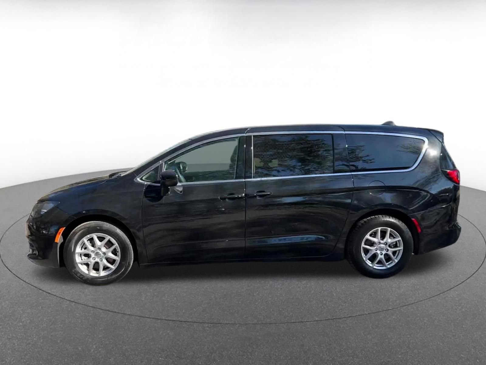 Used 2024 Chrysler Voyager LX image 9