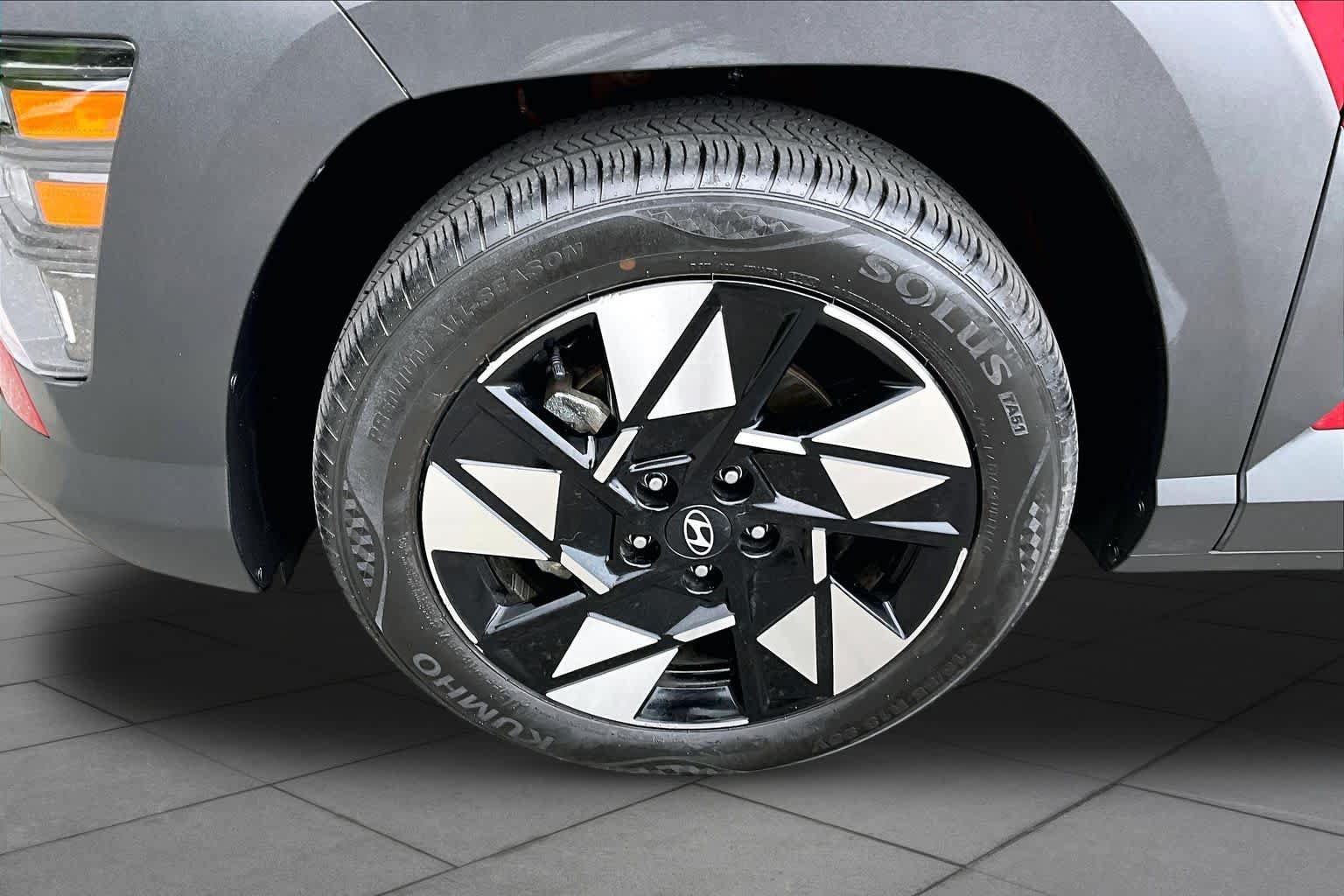 Used 2024 Hyundai Kona SEL FWD image 11