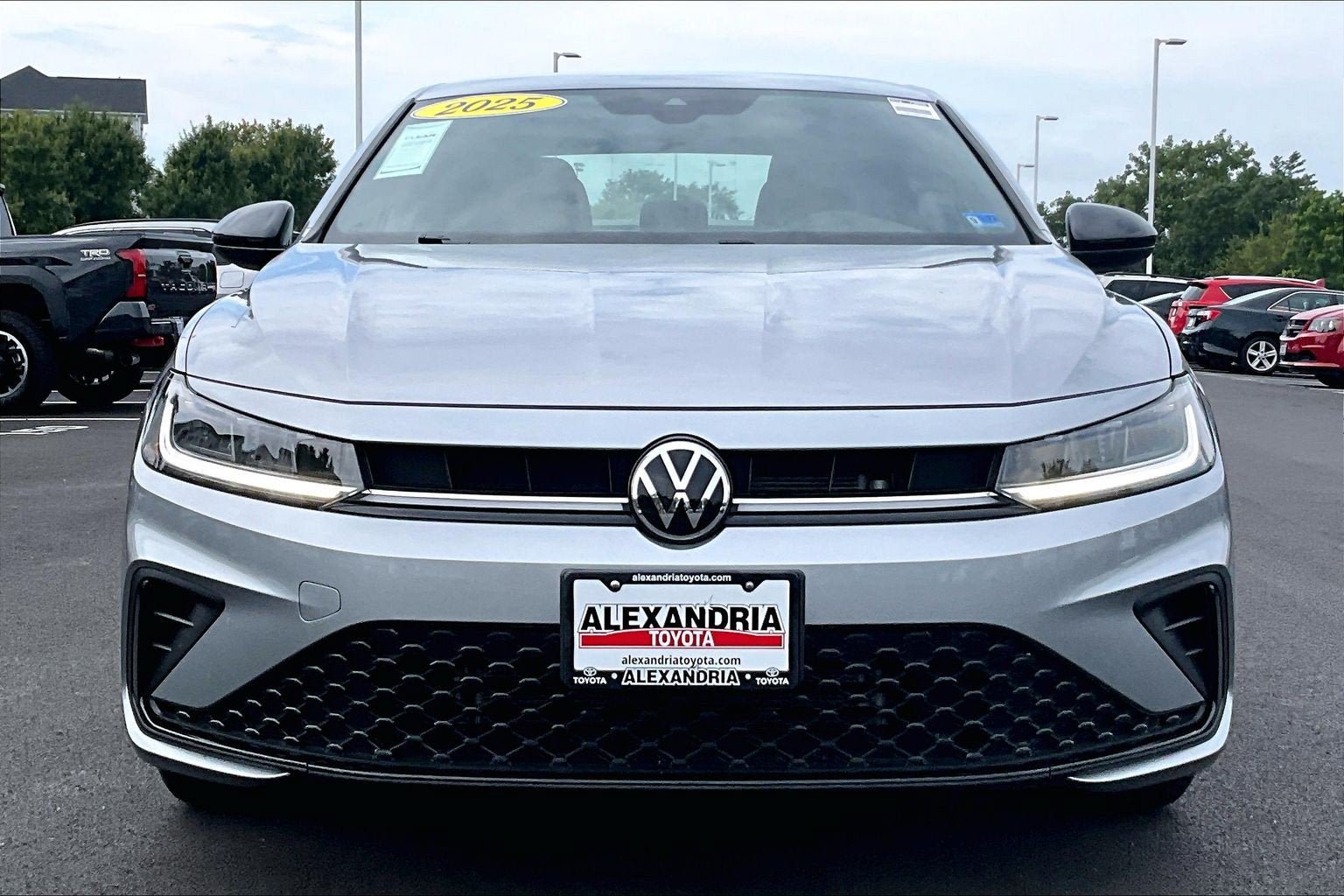 Used 2025 Volkswagen Jetta Sport FWD image 3