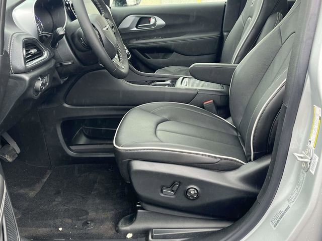 New 2026 Chrysler Pacifica Limited image 10