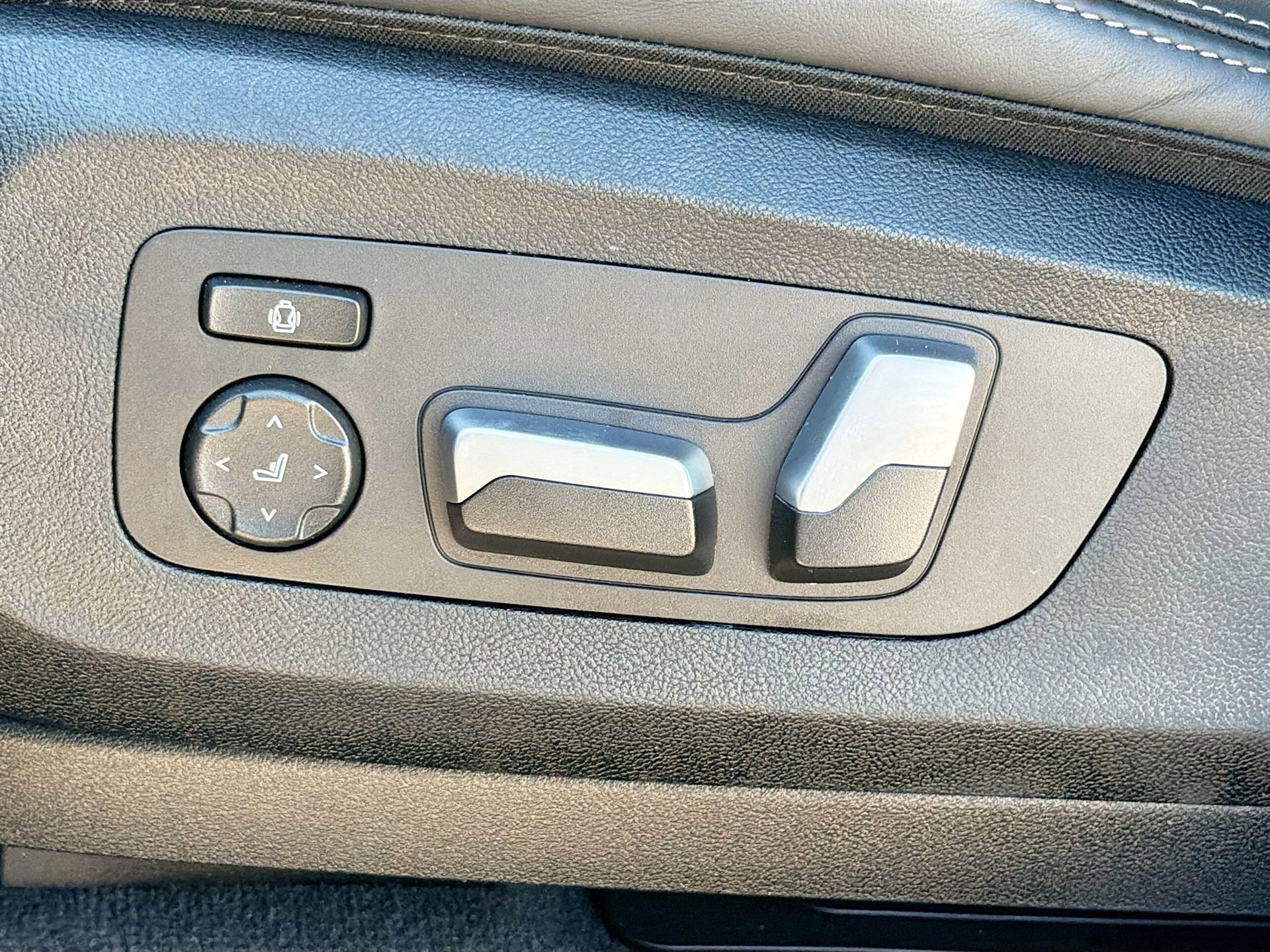 Certified 2025 BMW X5 xDrive50e image 25