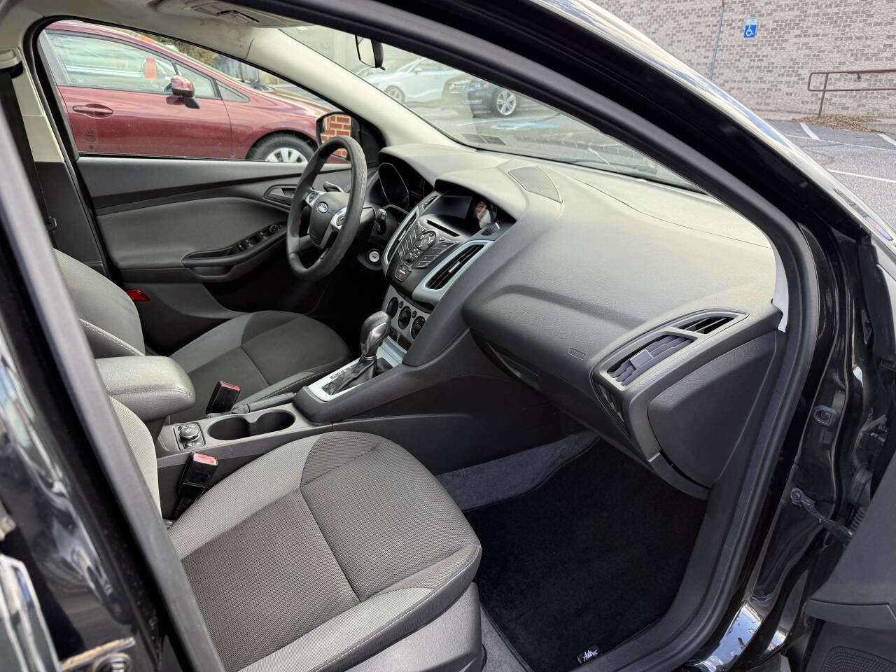 Used 2012 Ford Focus SE w/ SE Winter Pkg image 21