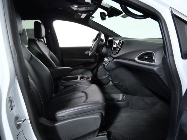 Used 2025 Chrysler Pacifica Select FWD image 10