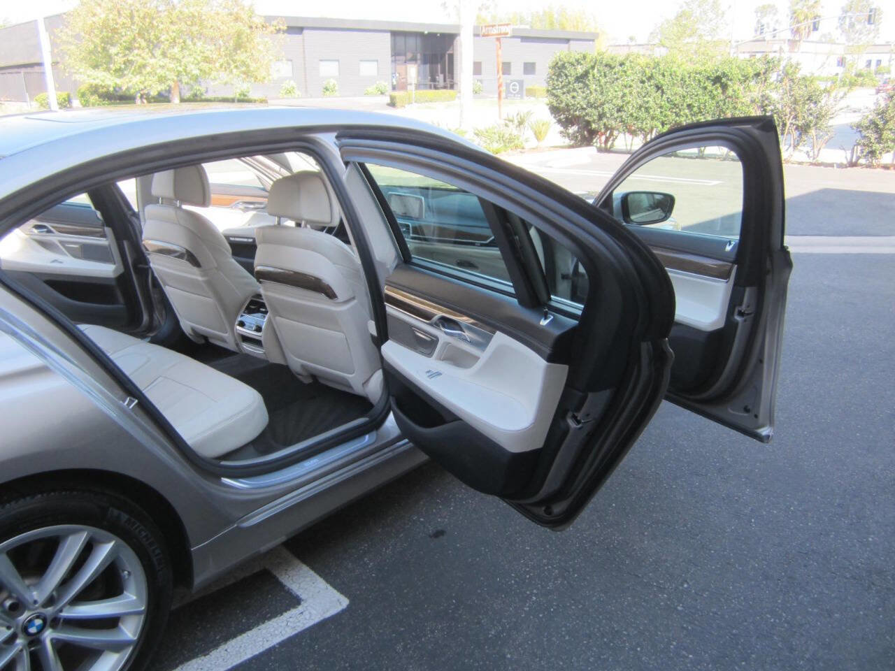 Used 2016 BMW 750i image 13