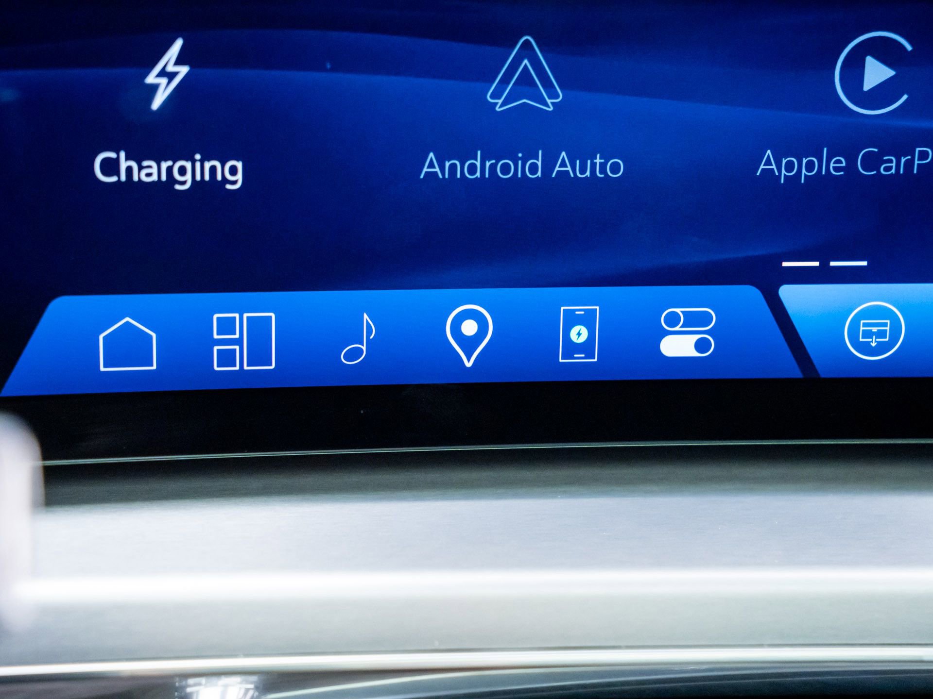 Certified 2025 Cadillac Lyriq Luxury w/ LPO, Floor Liner Package AWD/4WD image 31