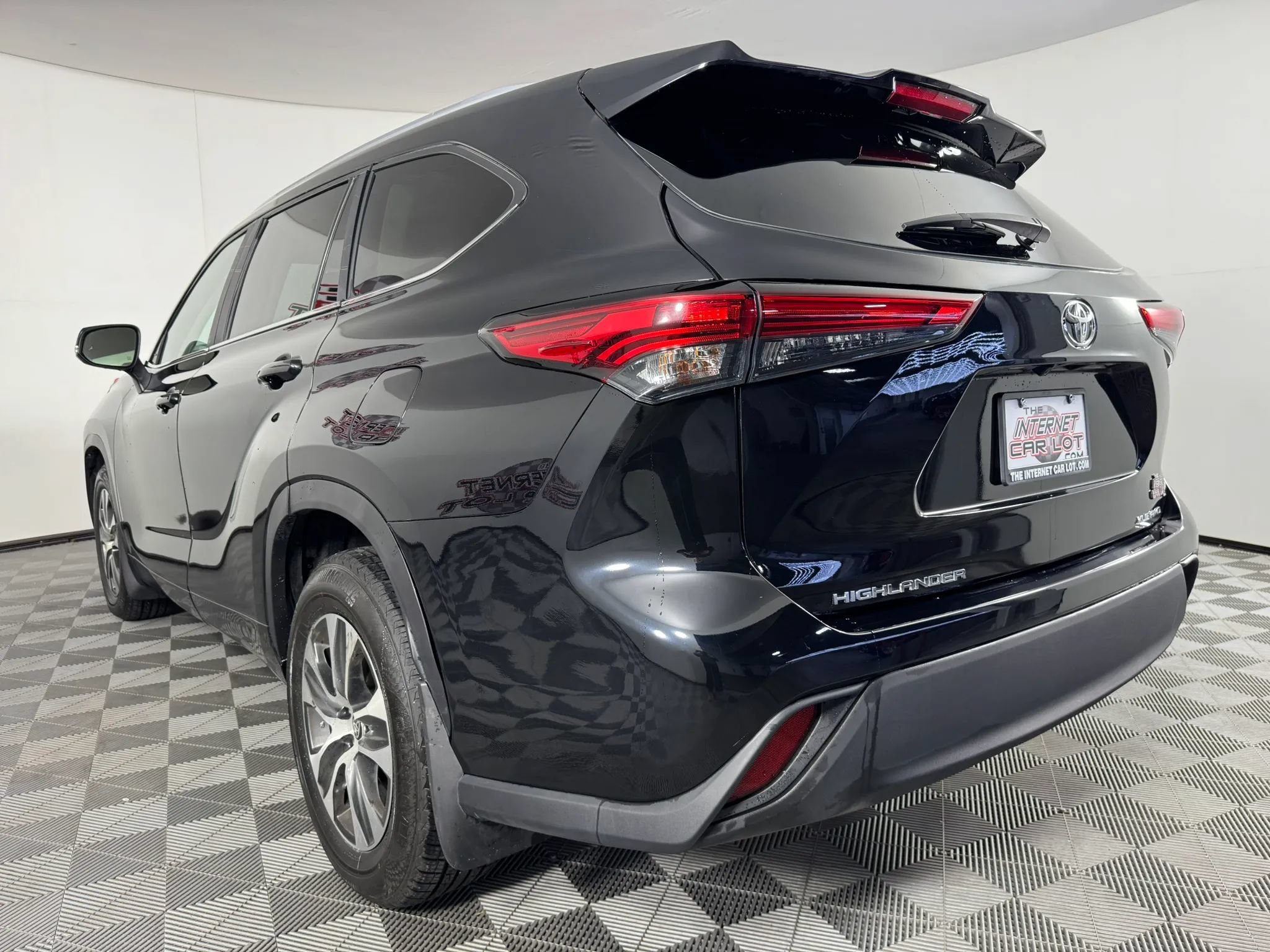 Used 2023 Toyota Highlander XLE AWD/4WD image 26