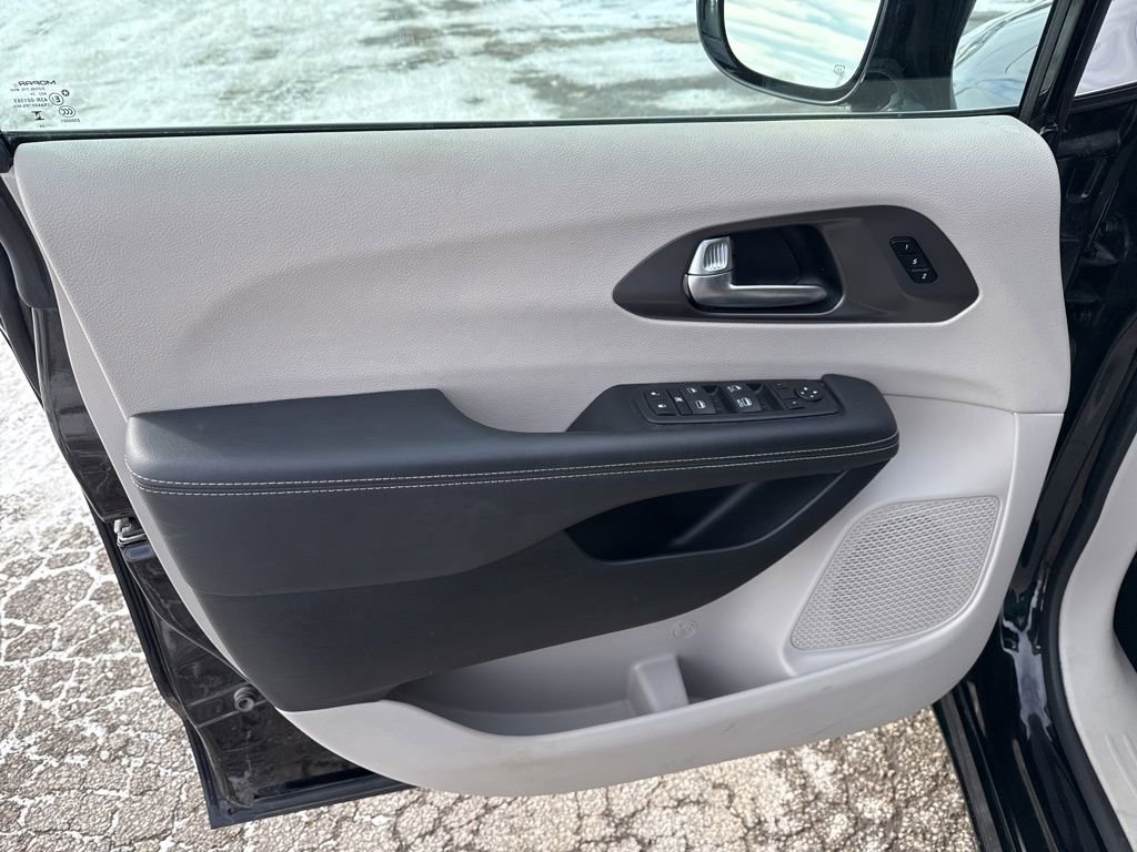 Used 2024 Chrysler Pacifica Touring-L image 32