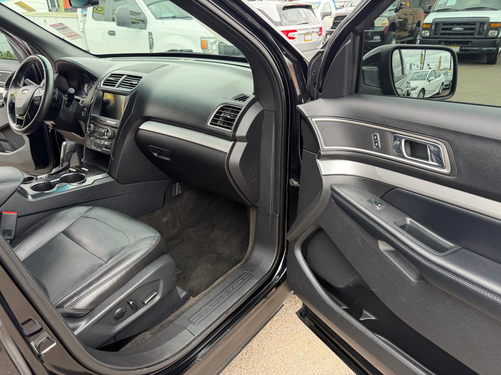 Used 2017 Ford Explorer XLT w/ Equipment Group 202A FWD image 17