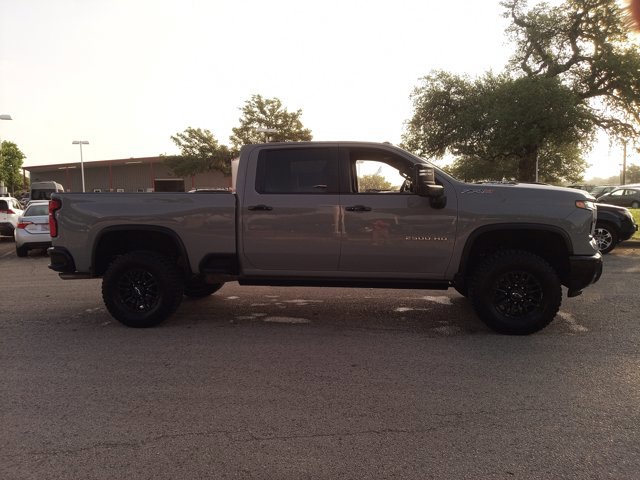 Used 2025 Chevrolet Silverado 2500 ZR2 w/ Technology Package image 4