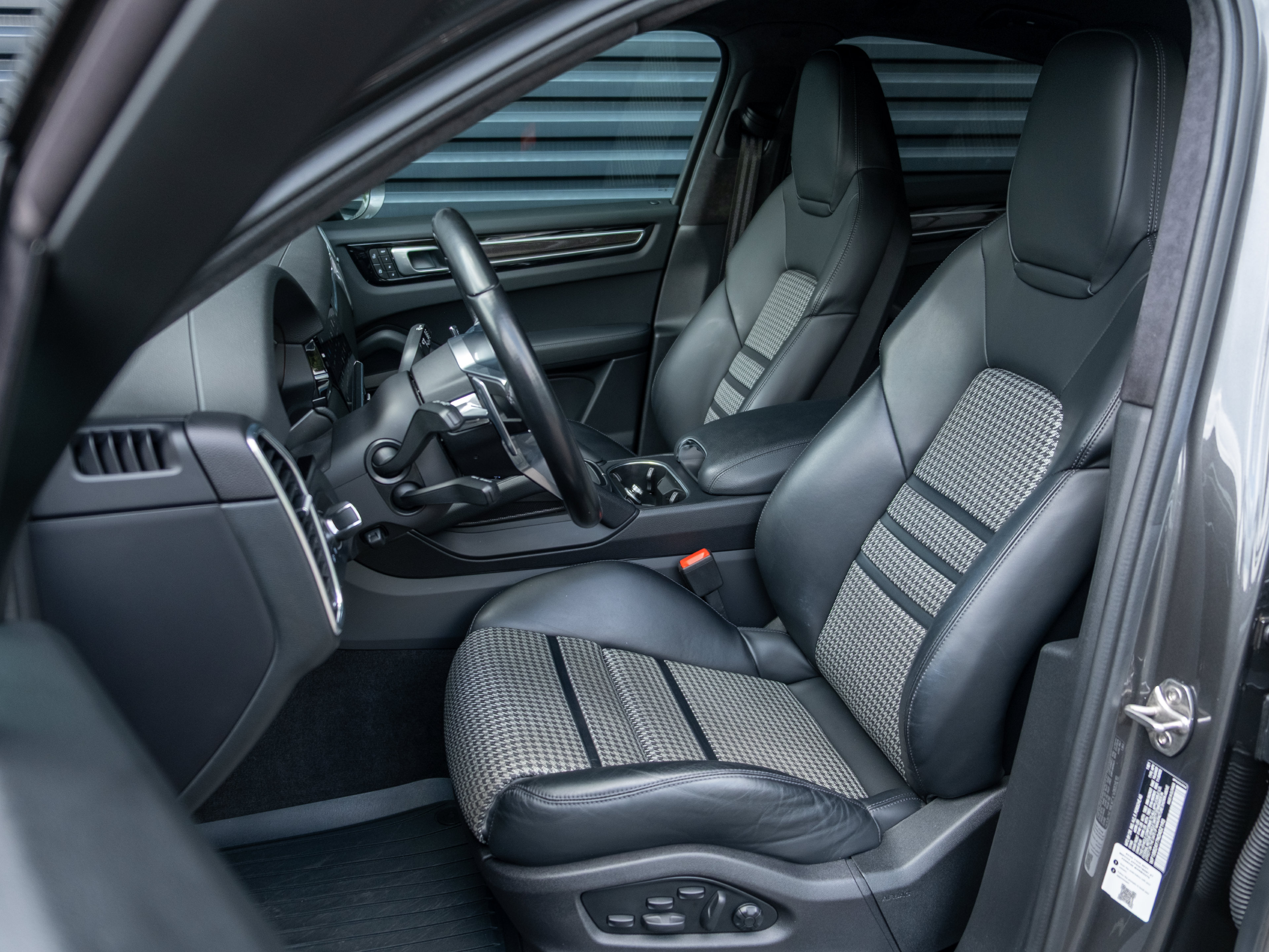 Certified 2022 Porsche Cayenne S AWD/4WD image 5