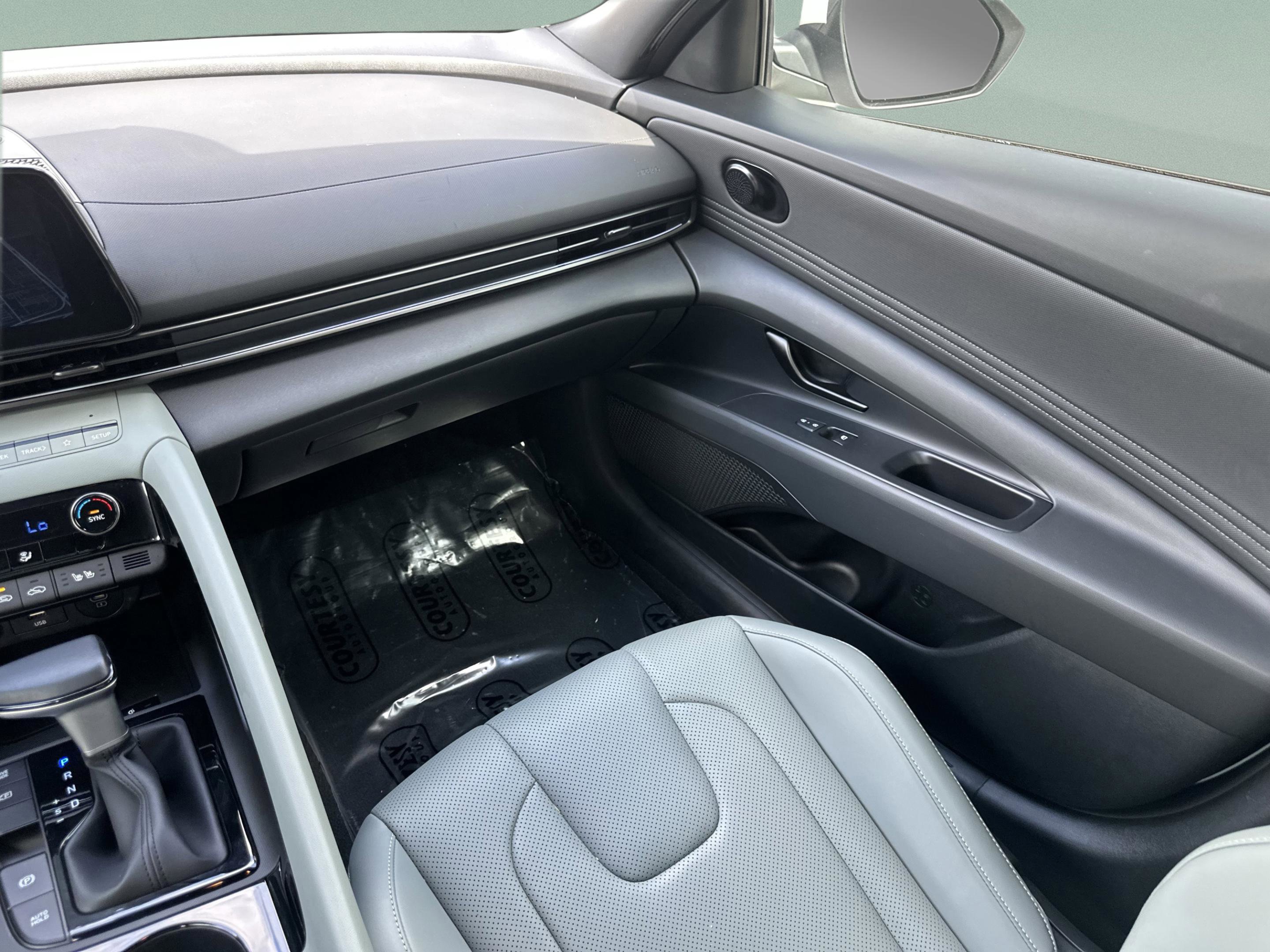 Used 2025 Hyundai Elantra Limited image 13