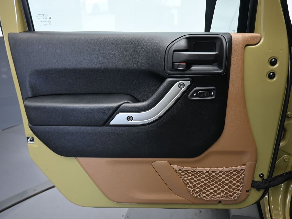 Used 2013 Jeep Wrangler Unlimited Sahara w/ Connectivity Group image 9