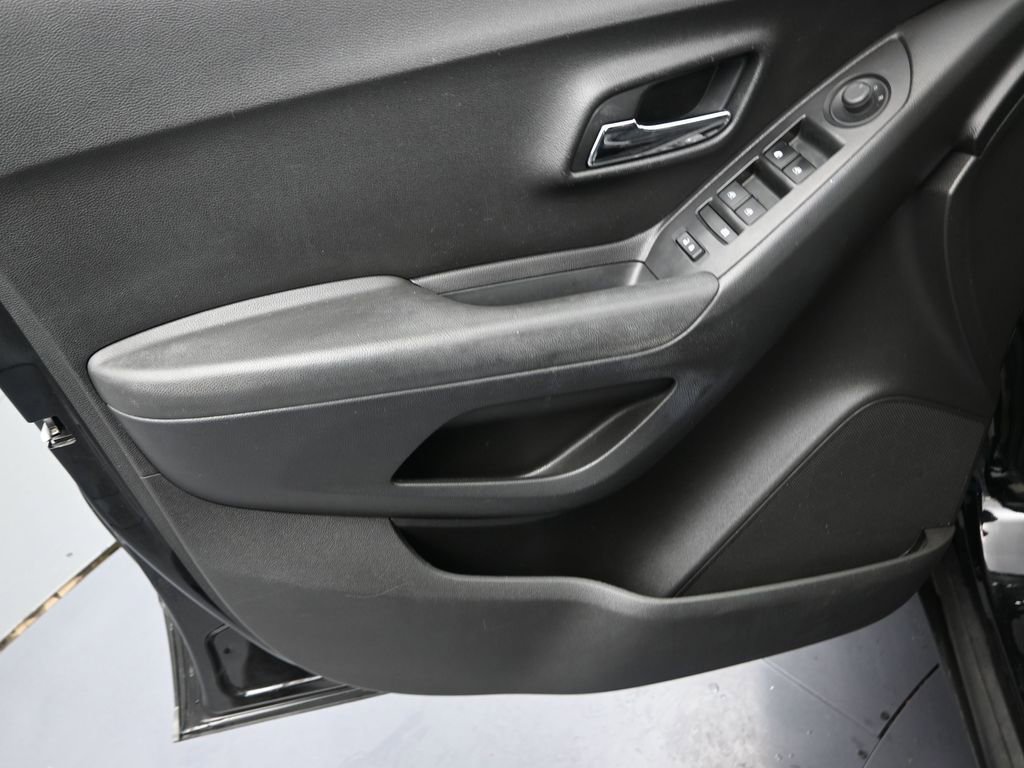 Used 2020 Chevrolet Trax LS image 13