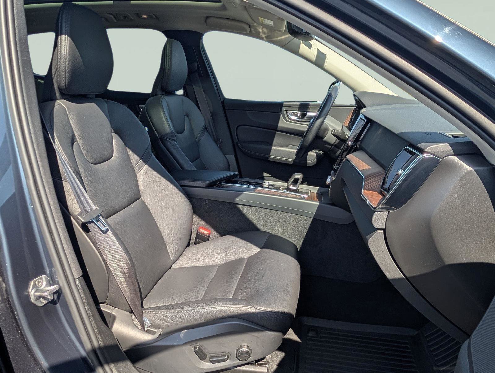 Used 2022 Volvo XC60 B5 Momentum w/ Climate Package image 22