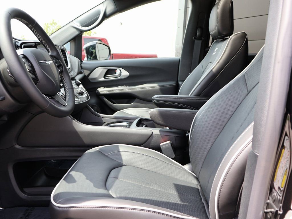 New 2026 Chrysler Pacifica Limited w/ S Appearance Package FWD image 22