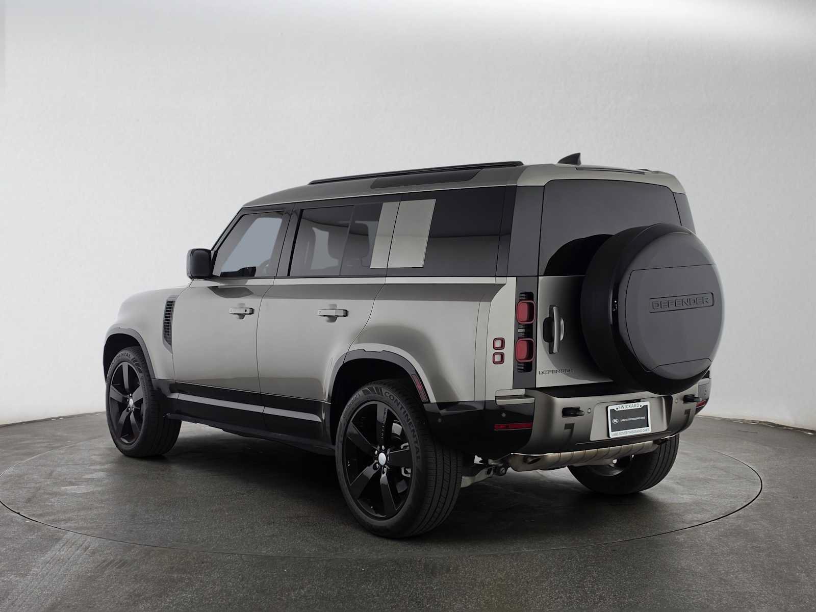 Used 2025 Land Rover Defender 110 X-Dynamic SE AWD/4WD image 3