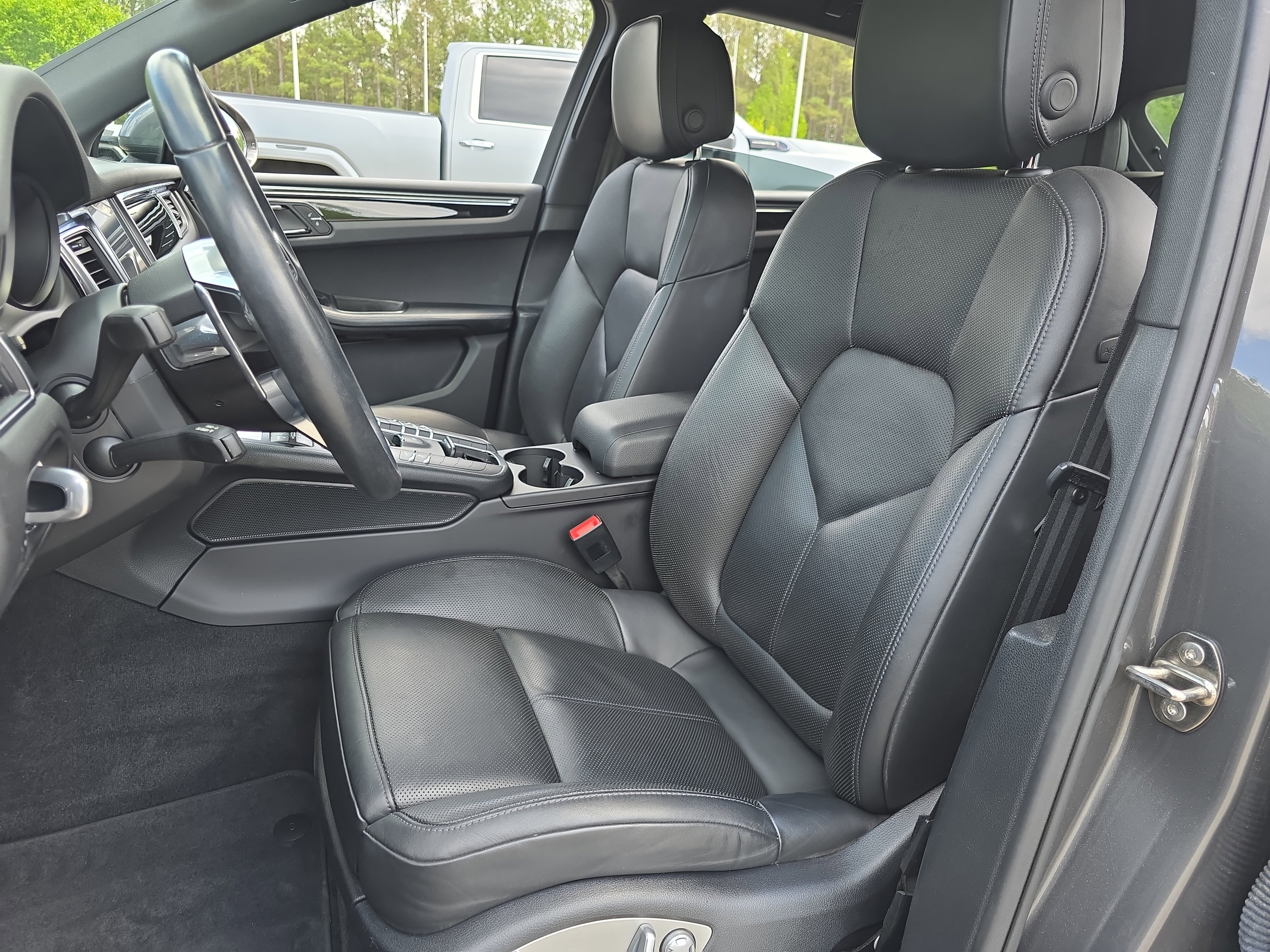 Used 2018 Porsche Macan AWD/4WD image 15