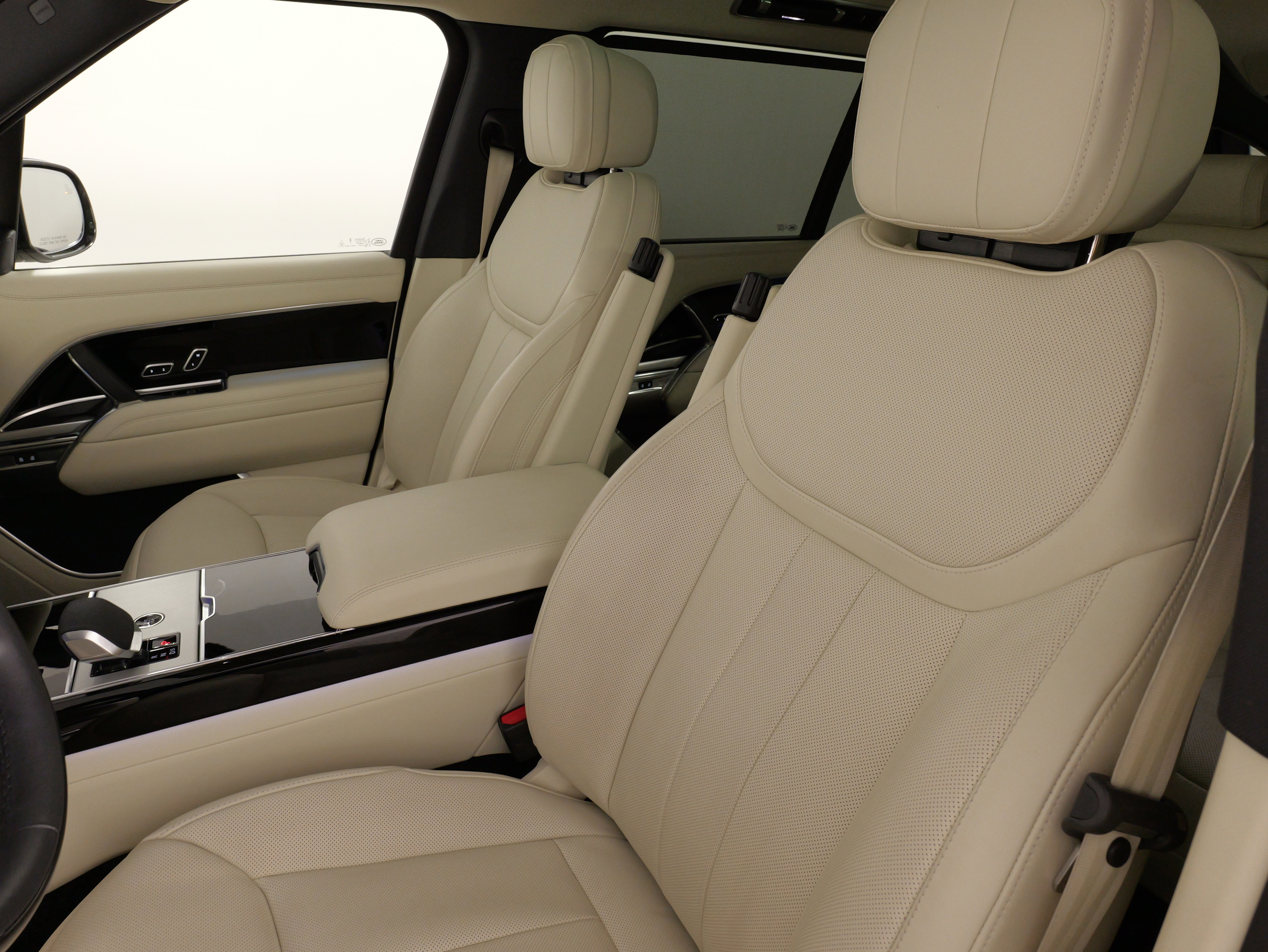 Used 2025 Land Rover Range Rover Long Wheelbase SE image 32