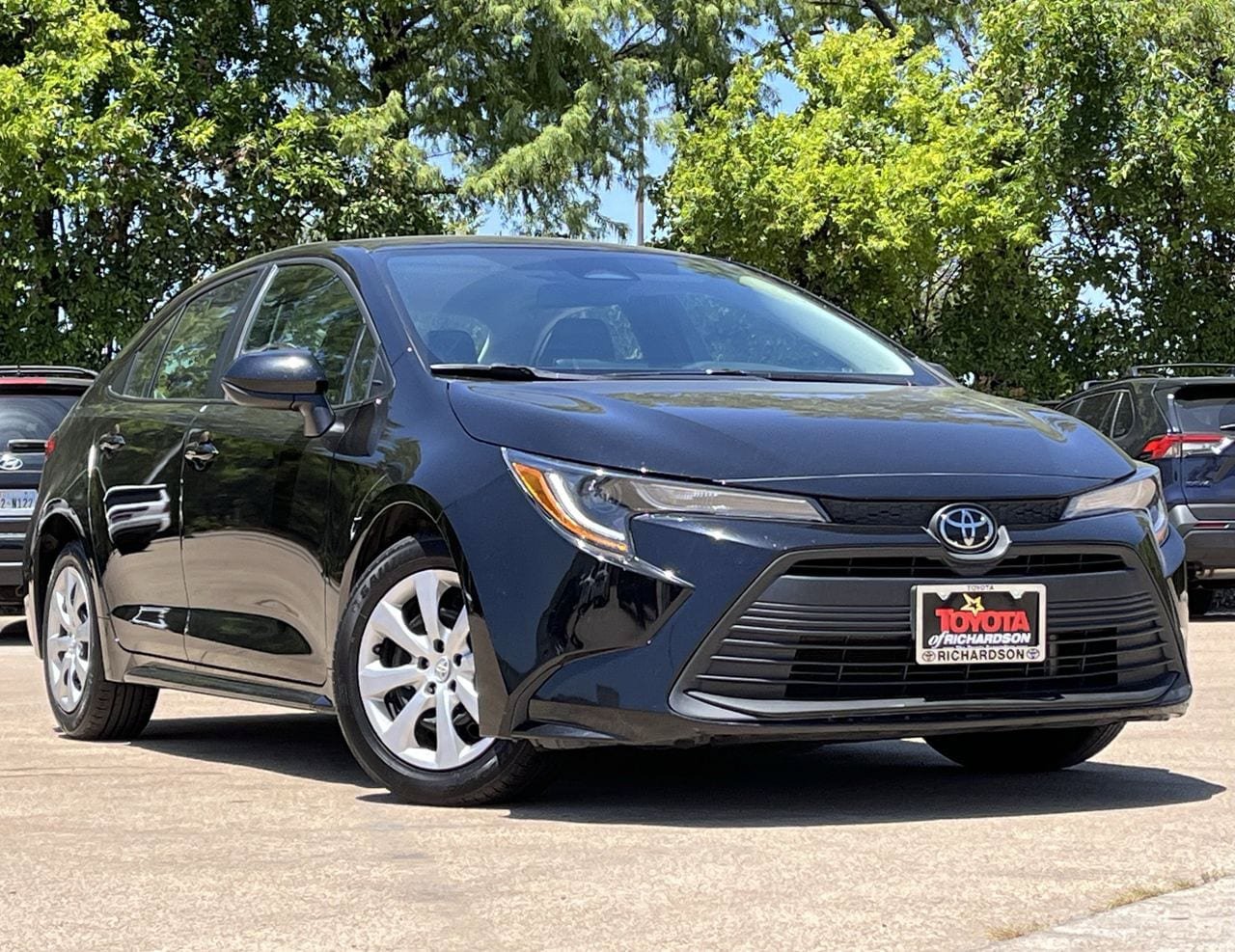 Used 2025 Toyota Corolla LE FWD image 2