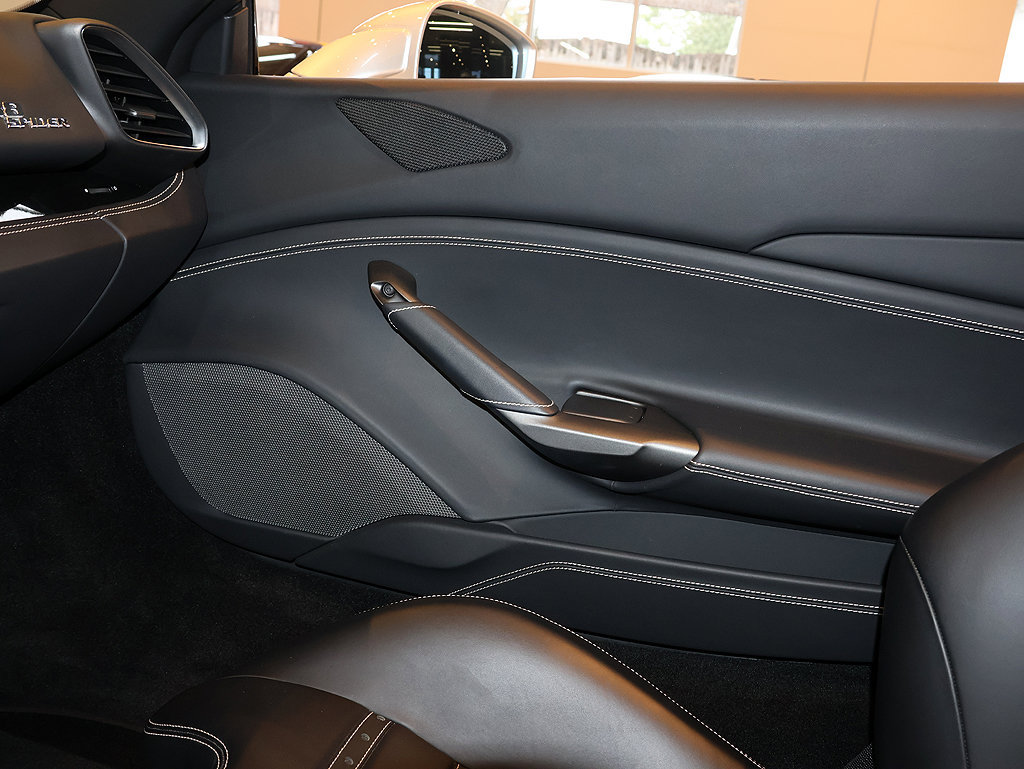 Certified 2018 Ferrari 488 Spider RWD image 33