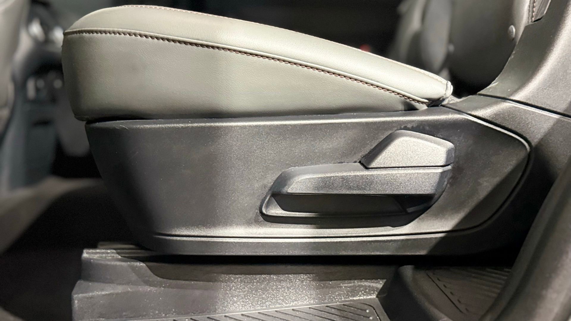 Used 2025 Ford Explorer Active w/ Active Comfort Package image 51