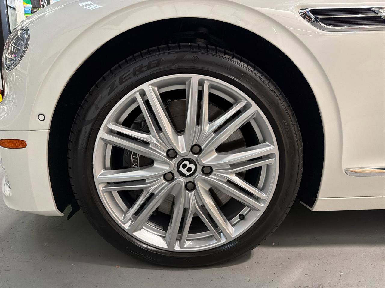 Used 2023 Bentley Flying Spur V8 AWD/4WD image 13