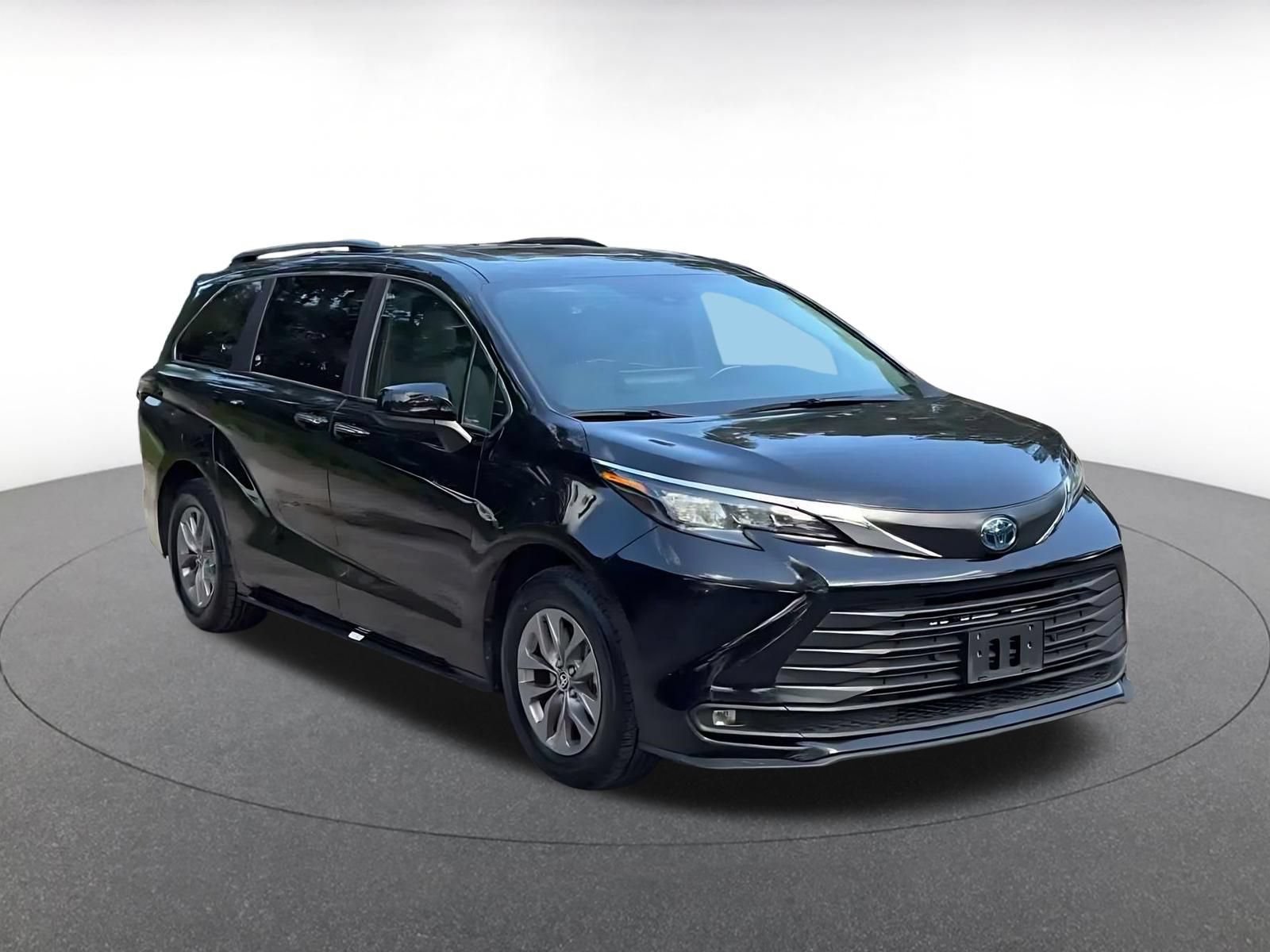 Used 2025 Toyota Sienna XLE FWD image 3