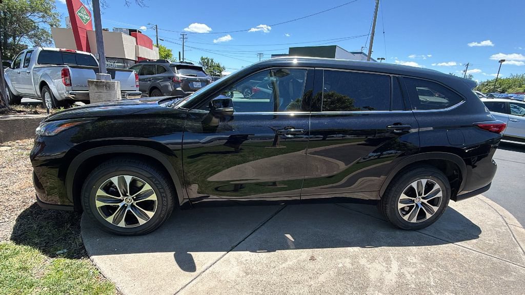 Used 2021 Toyota Highlander XLE FWD image 7