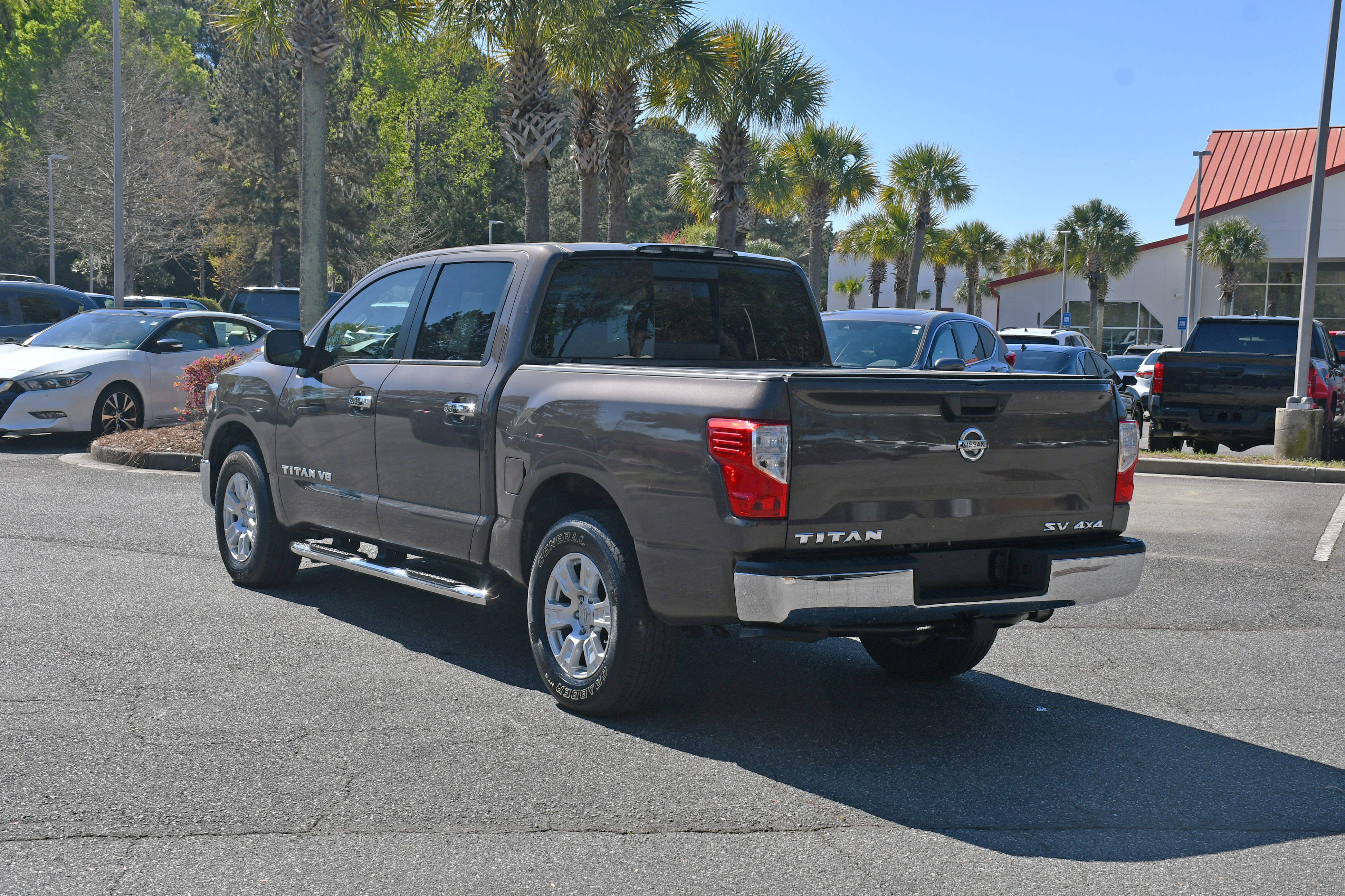 Used 2019 Nissan Titan SV image 3