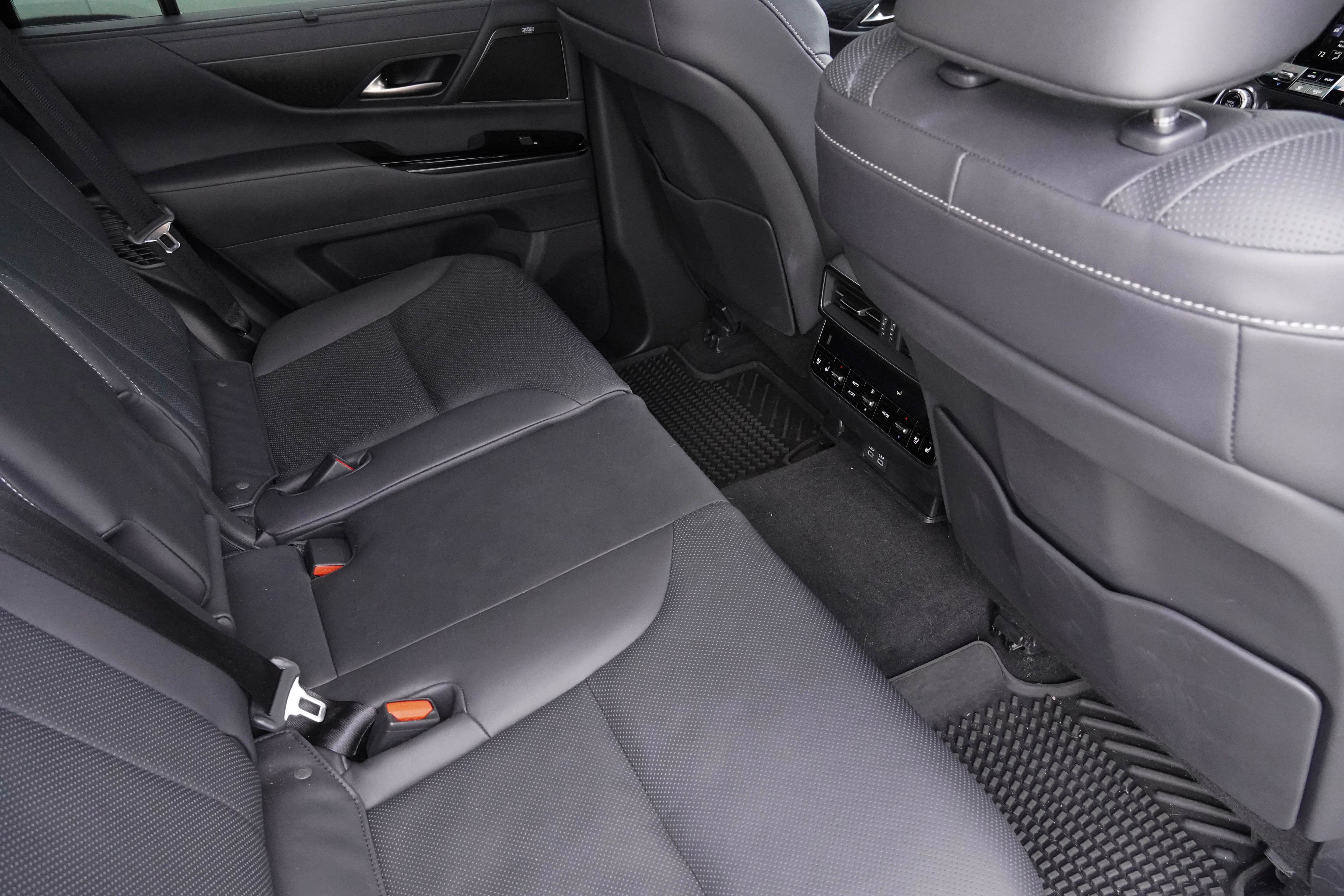 Used 2025 Lexus LX 600 4WD w/ Interior Upgrade Package image 35