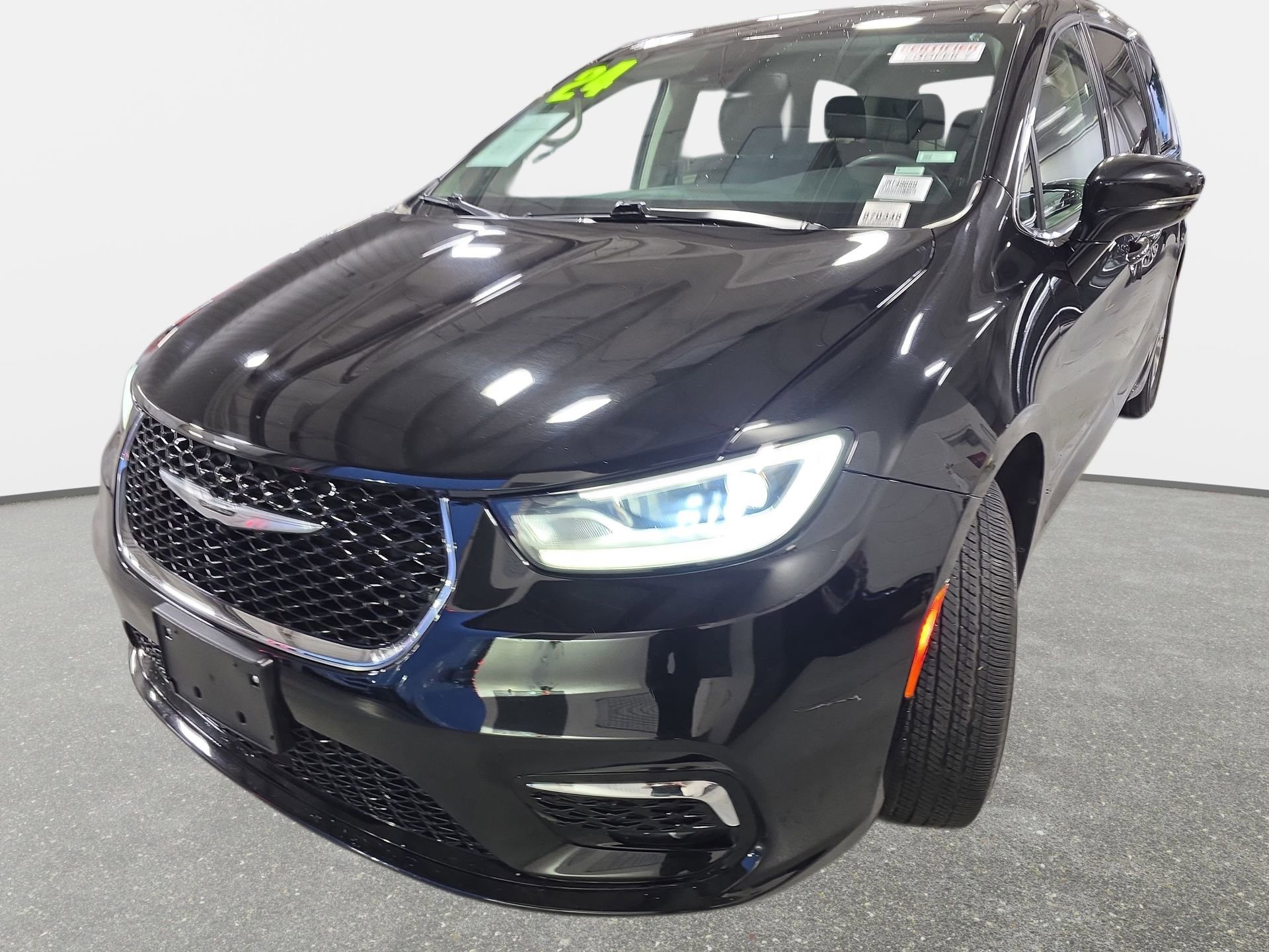 Used 2024 Chrysler Pacifica Touring-L FWD image 30