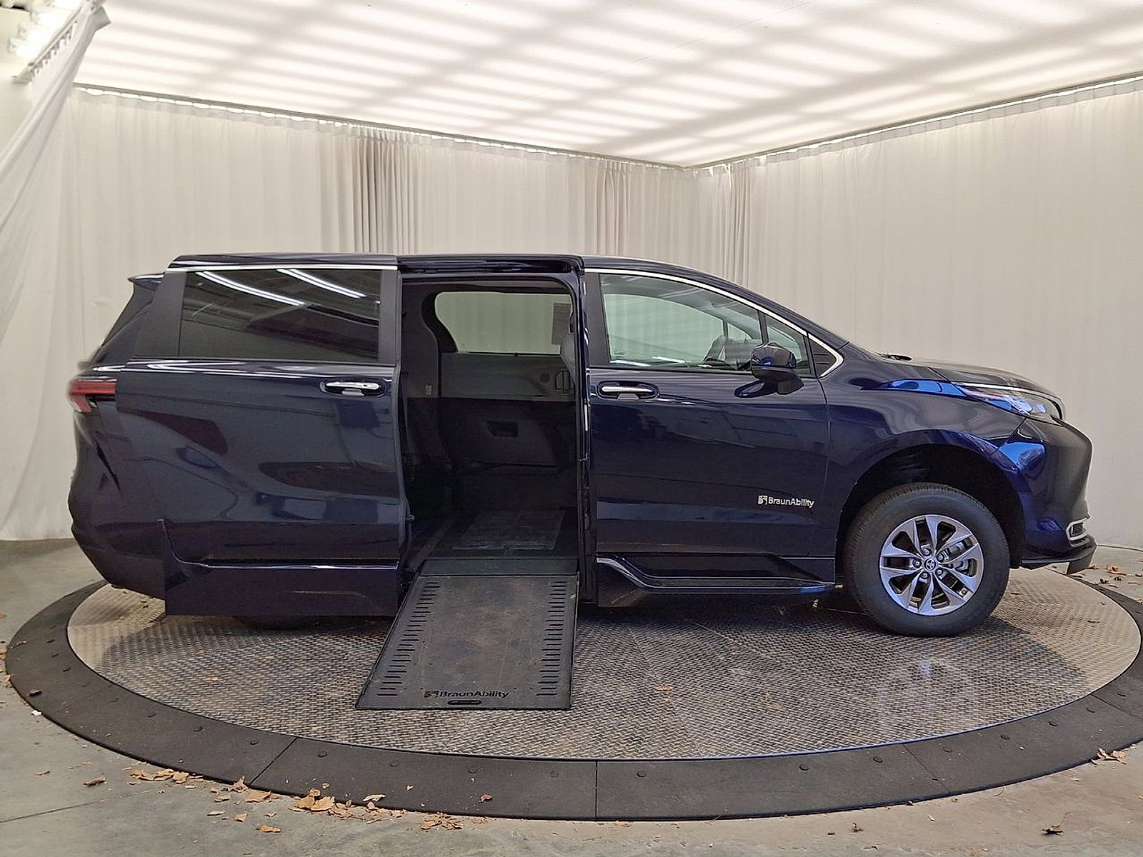 Used 2022 Toyota Sienna XLE FWD image 32