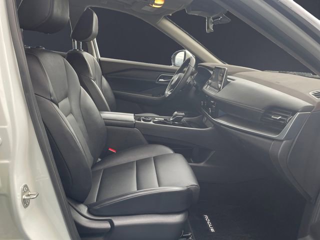 Used 2021 Nissan Rogue SV w/ Premium Package image 15