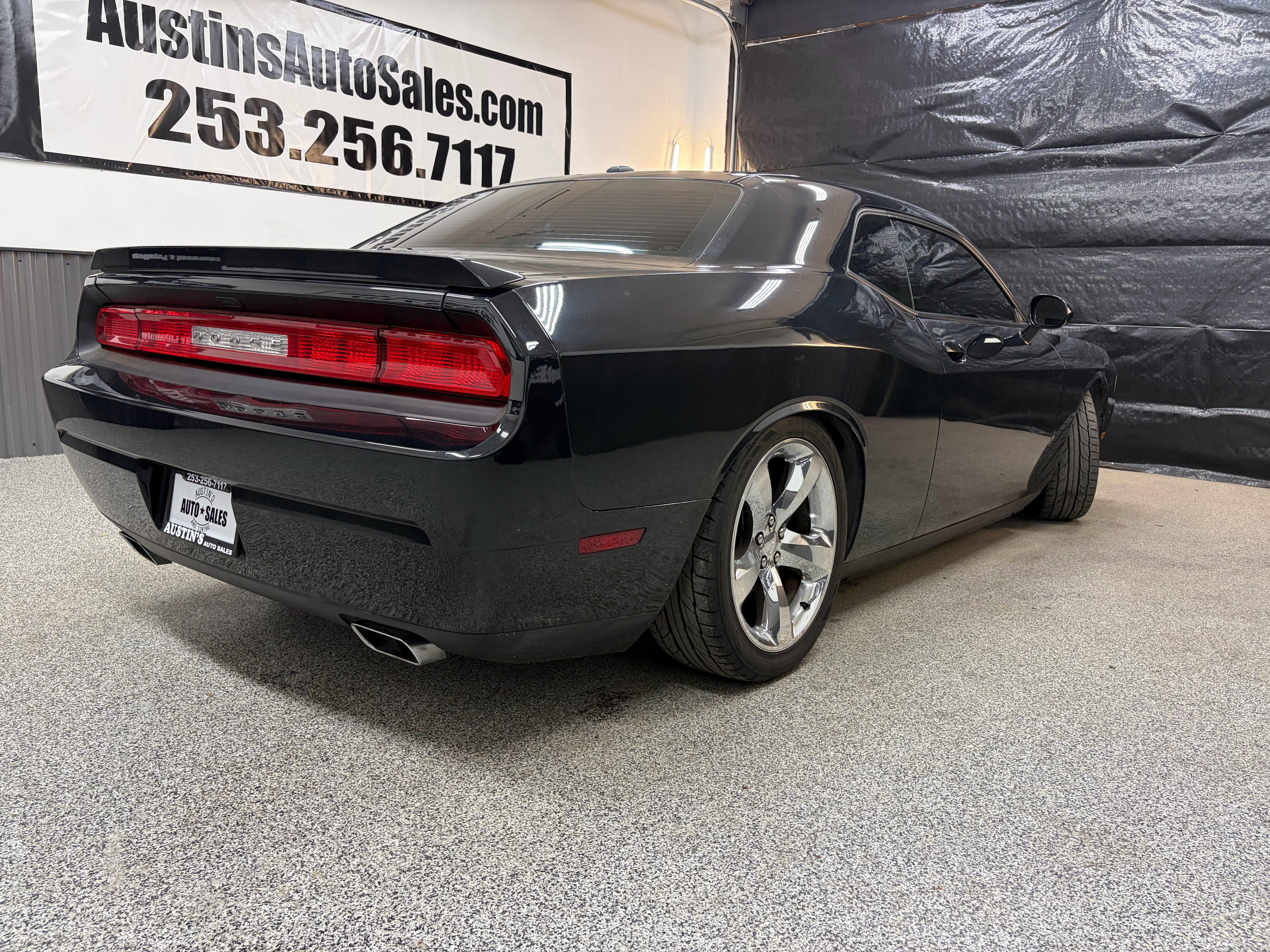Used 2014 Dodge Challenger R/T RWD image 3