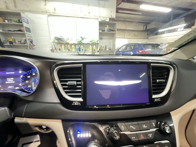Used 2024 Chrysler Pacifica Touring-L FWD image 16