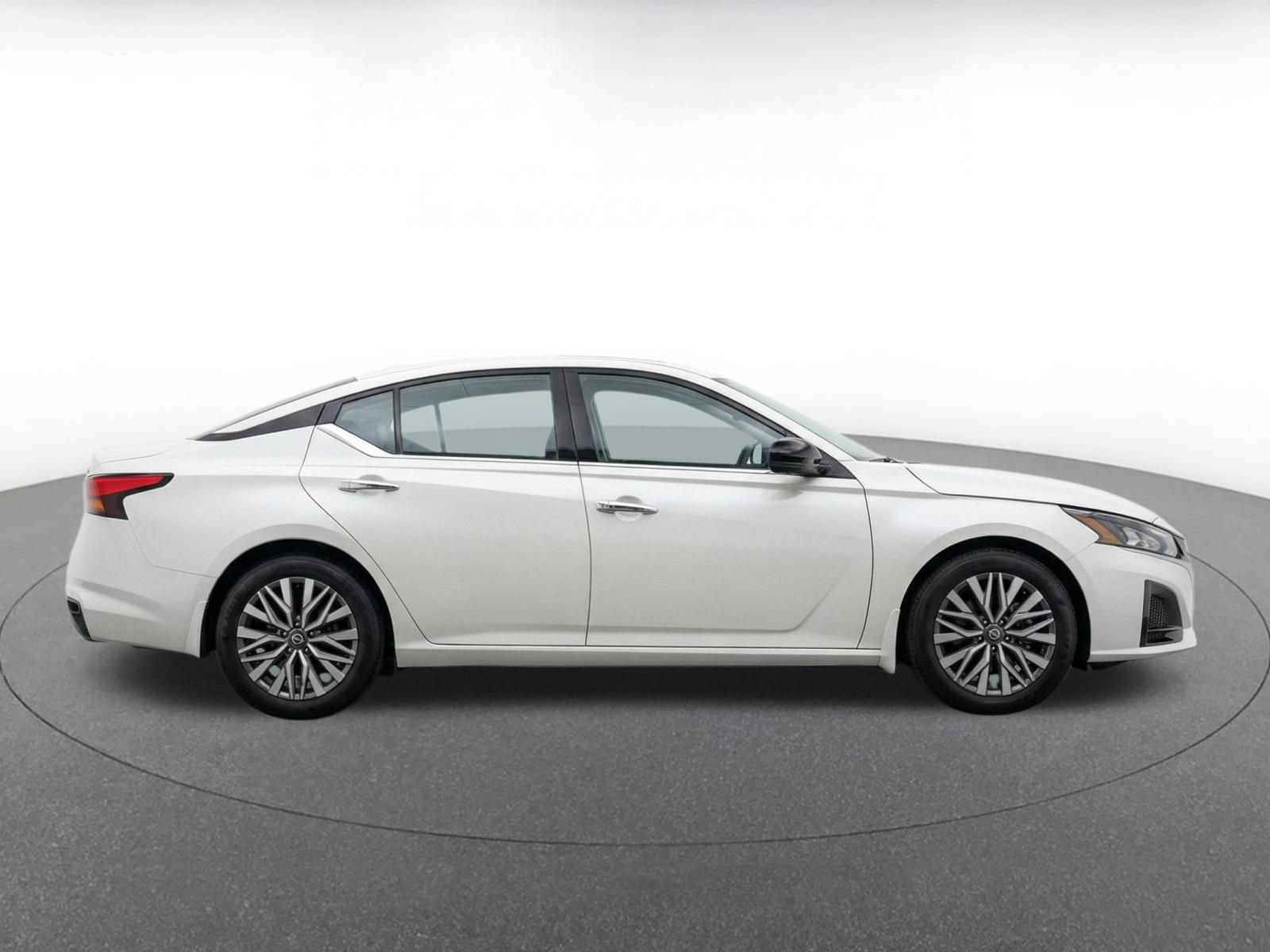 Used 2025 Nissan Altima 2.5 SV FWD image 12