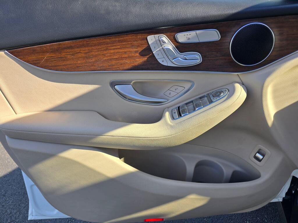 Used 2022 Mercedes-Benz GLC 300 4MATIC image 35