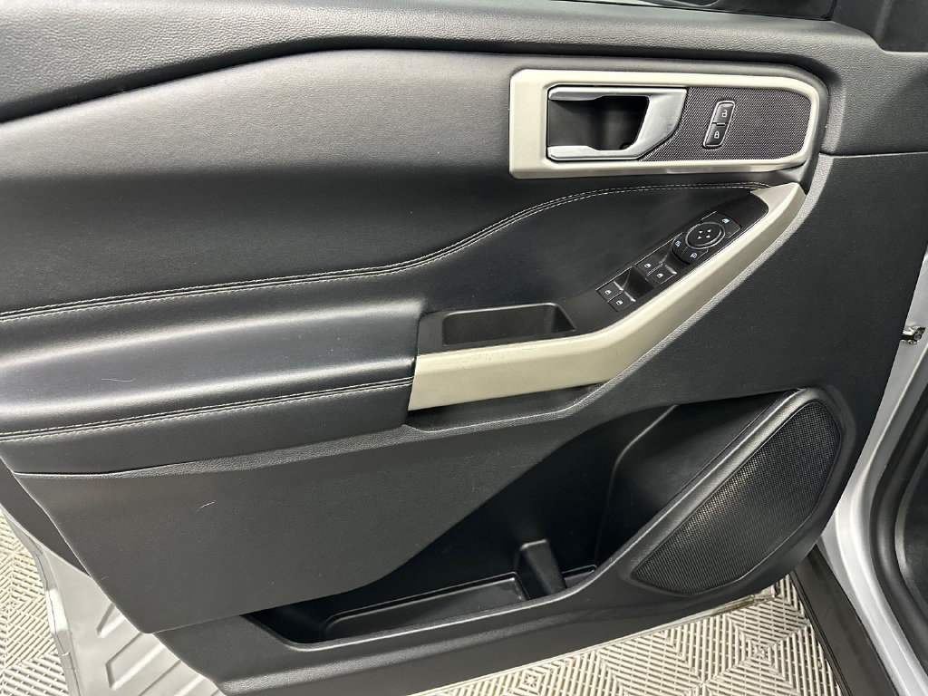 Used 2022 Ford Explorer XLT w/ Equipment Group 202A RWD image 10