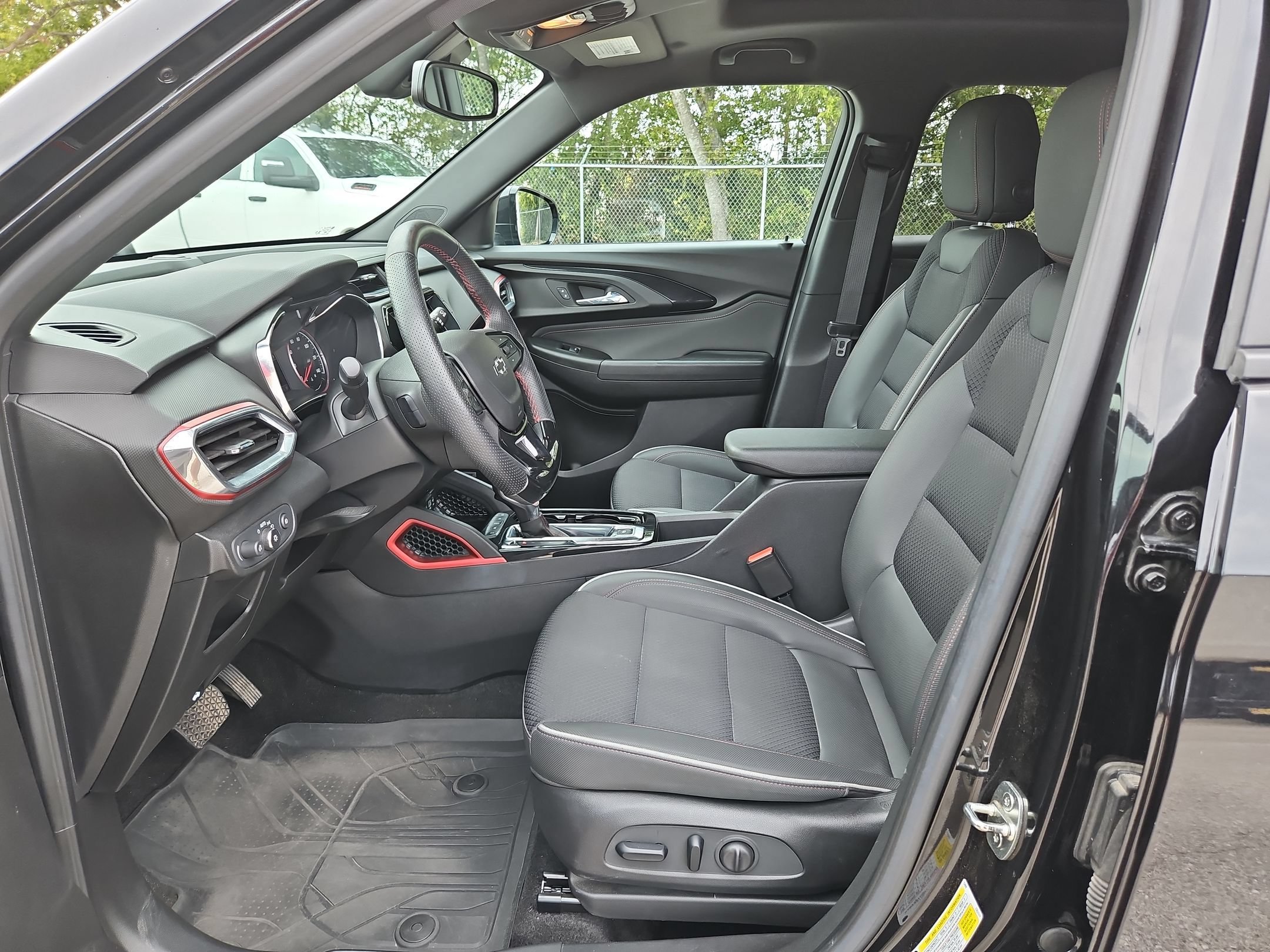 Used 2023 Chevrolet TrailBlazer RS w/ Sun and Liftgate Package FWD image 9