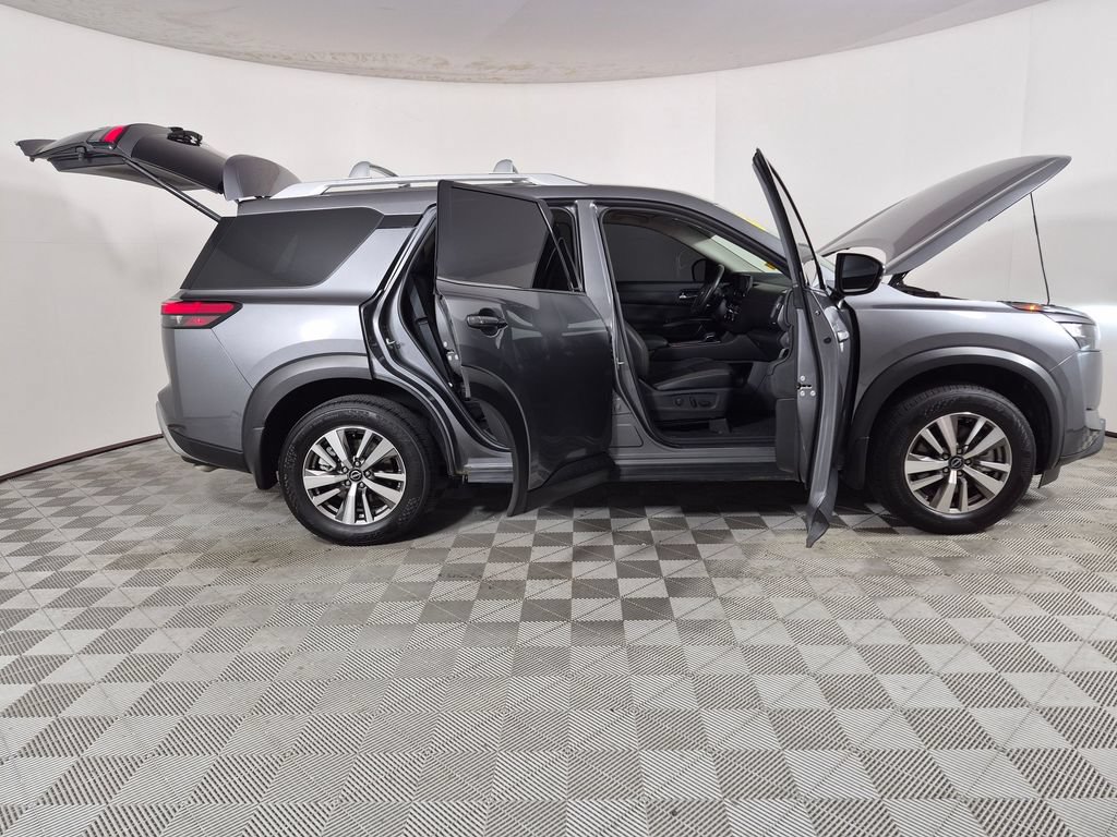 Used 2025 Nissan Pathfinder SL FWD image 9